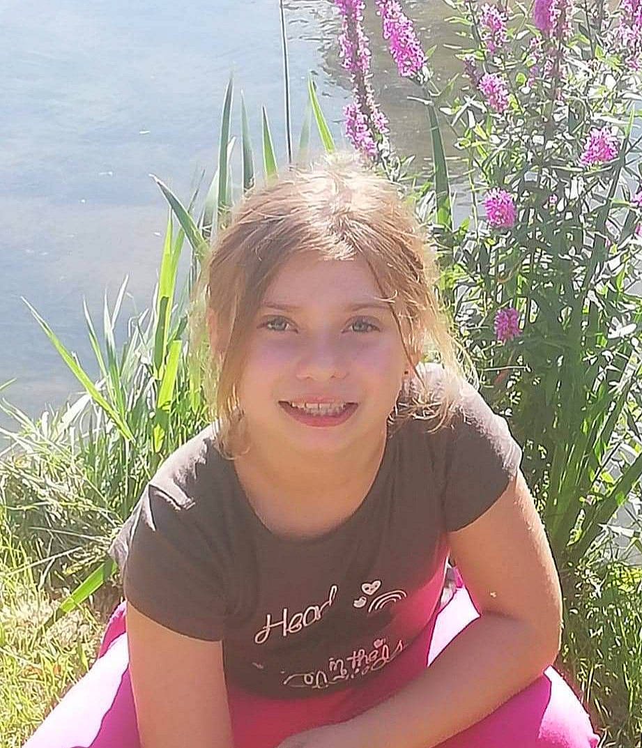 Manon a rejoint le concours — aidez-le/la à gagner de superbes lots ! botany, child, facial_expression, flower, grass, grass_family, happy, joy, person, plant, smile, summer, vacation