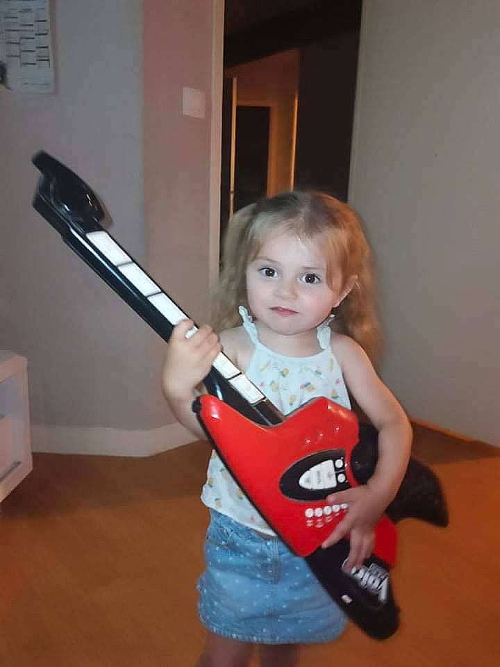 Clarrisse a rejoint le concours — aidez-le/la à gagner de superbes lots ! baby_toddler_clothing, child, elbow, floor, flooring, fun, hardwood, human_leg, knee, person, picture_frame, shorts, shoulder, smile, sports_equipment, t_shirt, thigh, thumb, toddler, trunk