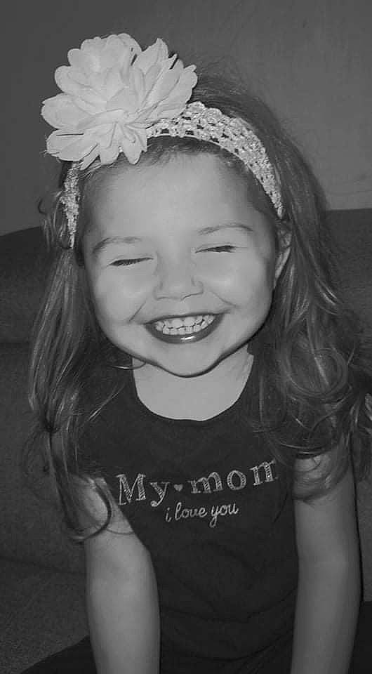 Clarrisse a rejoint le concours — aidez-le/la à gagner de superbes lots ! arm, black, black_and_white, cheek, cool, eye, eyebrow, eyelash, face, flash_photography, hair, happy, iris, joy, lip, organ, person, photograph, skin, smile