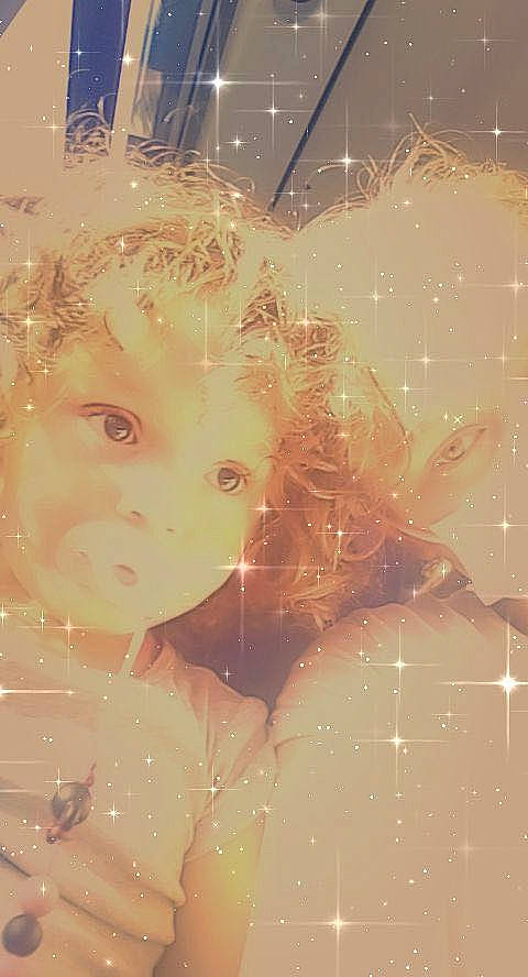 Sabrine participe au concours pour gagner de l'argent avec cette photo : art, brown_hair, christmas_ornament, doll, dress, fashion_accessory, fun, hair, hand, happy, head, headgear, human_body, lip, ornament, person, selfie, toy, tree, window