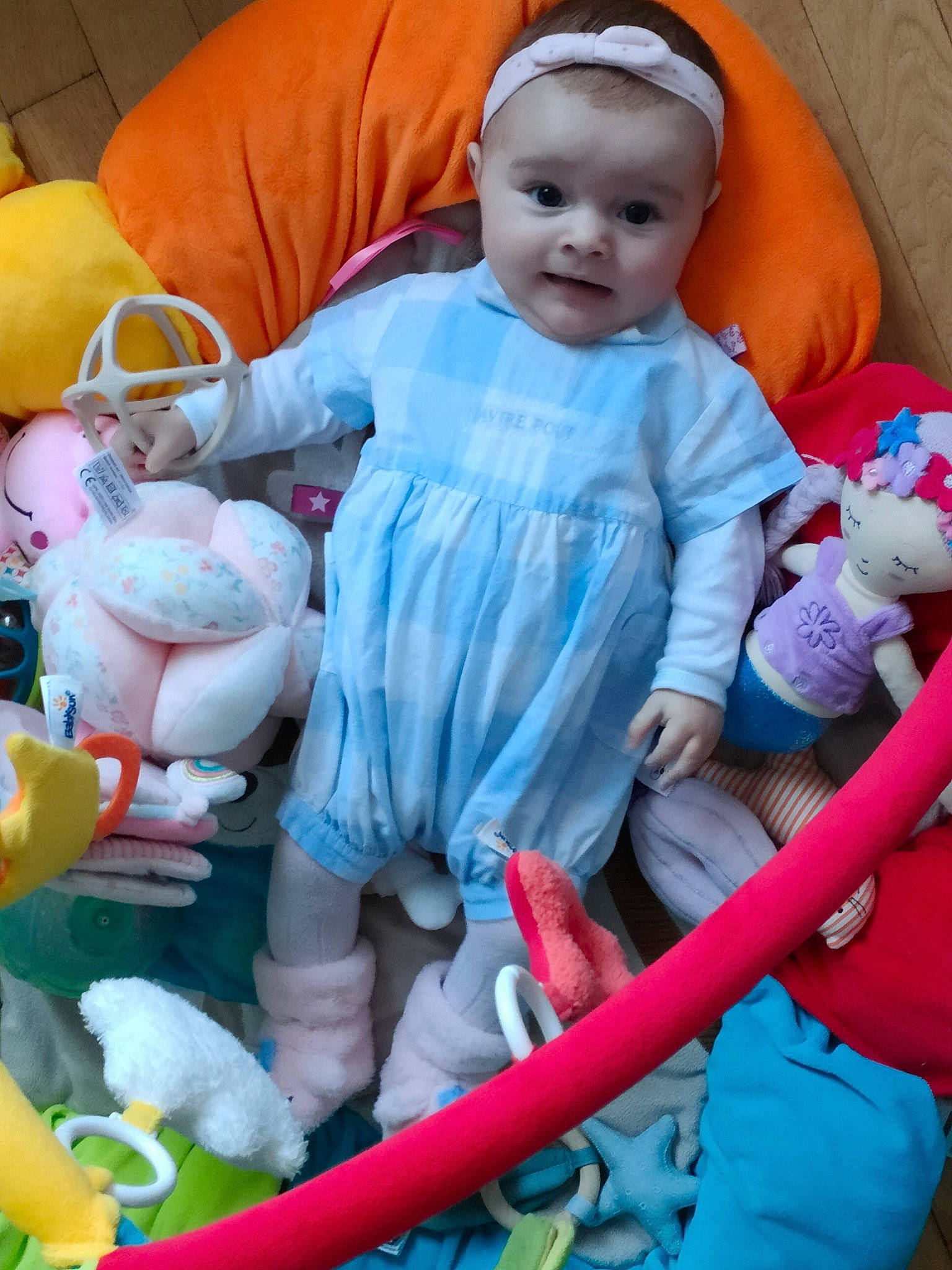 Louna a rejoint le concours — aidez-le/la à gagner de superbes lots ! baby, baby_products, baby_toddler_clothing, baby_toys, child, event, fun, organ, person, pink, play, sitting, skin, smile, snapshot, stuffed_toy, textile, toddler, toy, white