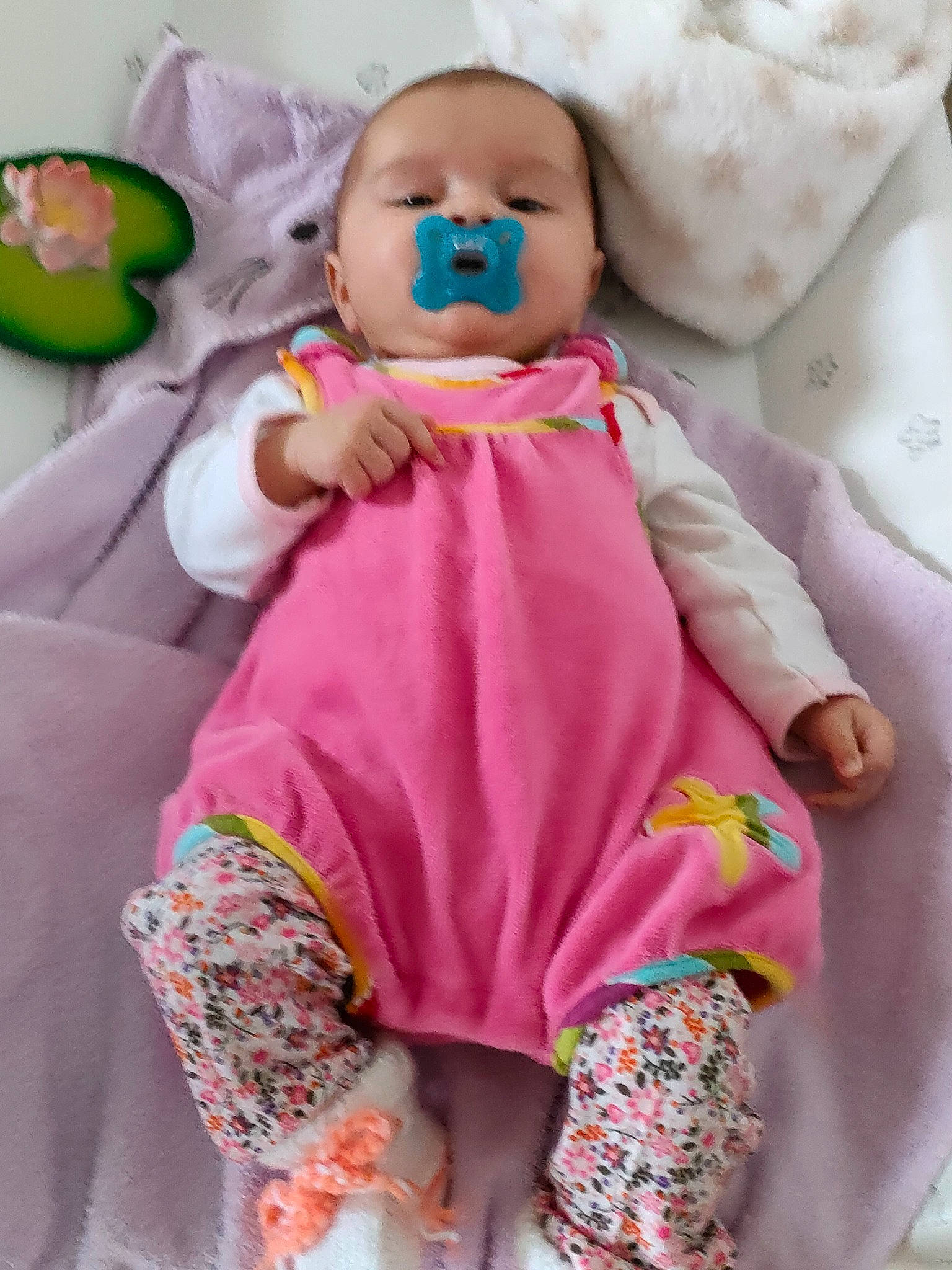 Louna a rejoint le concours — aidez-le/la à gagner de superbes lots ! baby, baby_safety, baby_sleeping, baby_toddler_clothing, cheek, child, comfort, dress, face, green, head, linens, person, pink, product, skin, sleeve, textile, toddler, white