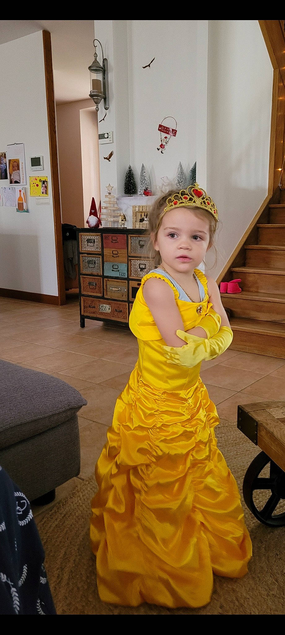 Cassie a rejoint le concours — aidez-le/la à gagner de superbes lots ! cabinetry, chest_of_drawers, child, costume, event, fashion_design, flooring, formal_wear, fun, gown, happy, hat, one_piece_garment, person, sitting, stairs, standing, tire, toddler, tradition