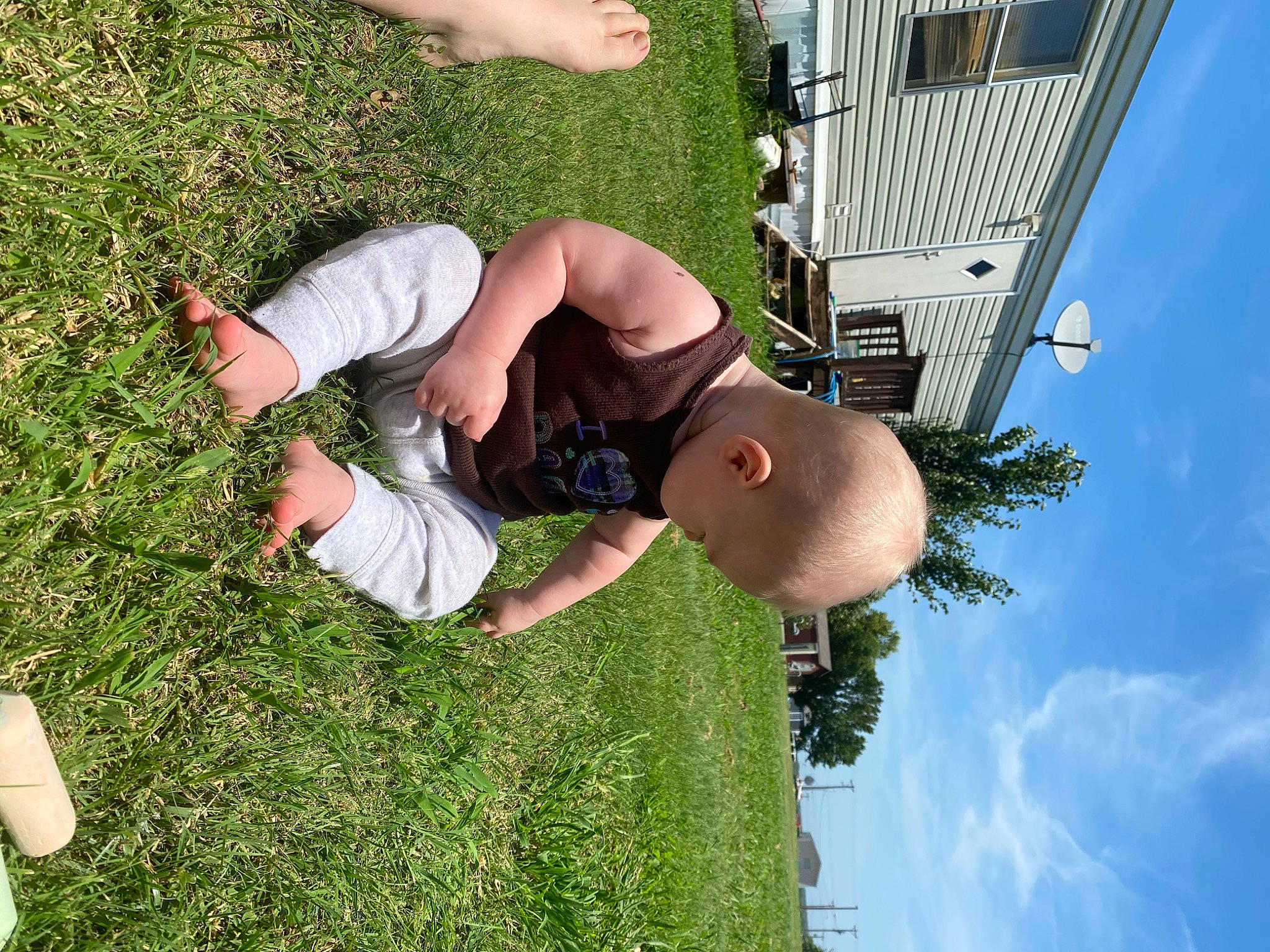 Andromeda is registered to the contest to win money with this photo: cloud, elbow, fun, grass, green, hat, human_leg, knee, lamp, leisure, people_in_nature, person, plant, pole, recreation, shorts, sky, t_shirt, thigh, tree