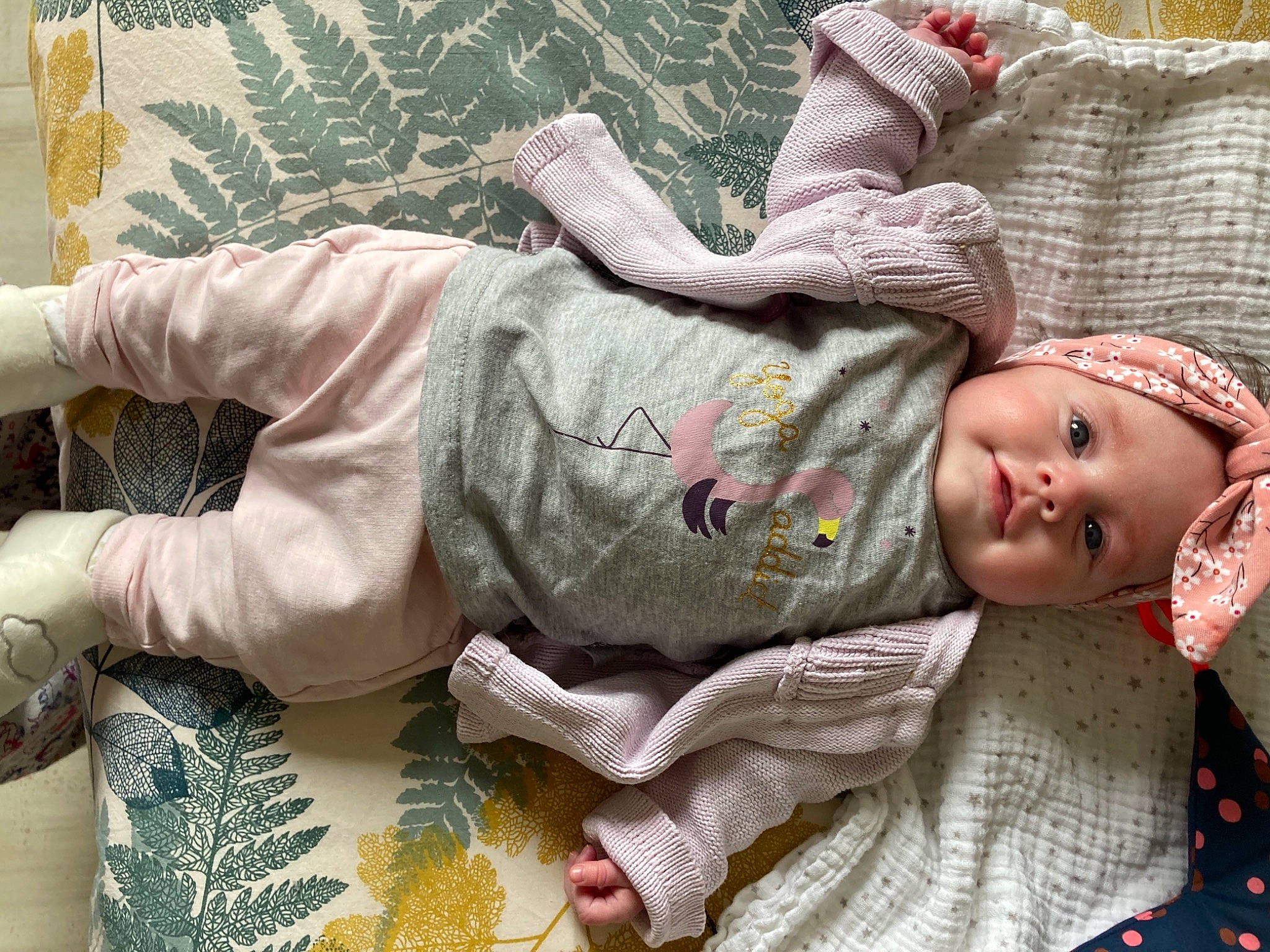 Victoire a rejoint le concours — aidez-le/la à gagner de superbes lots ! baby, baby_products, baby_toddler_clothing, child, doll, headwear, linens, nightwear, pattern, person, pink, textile, toddler