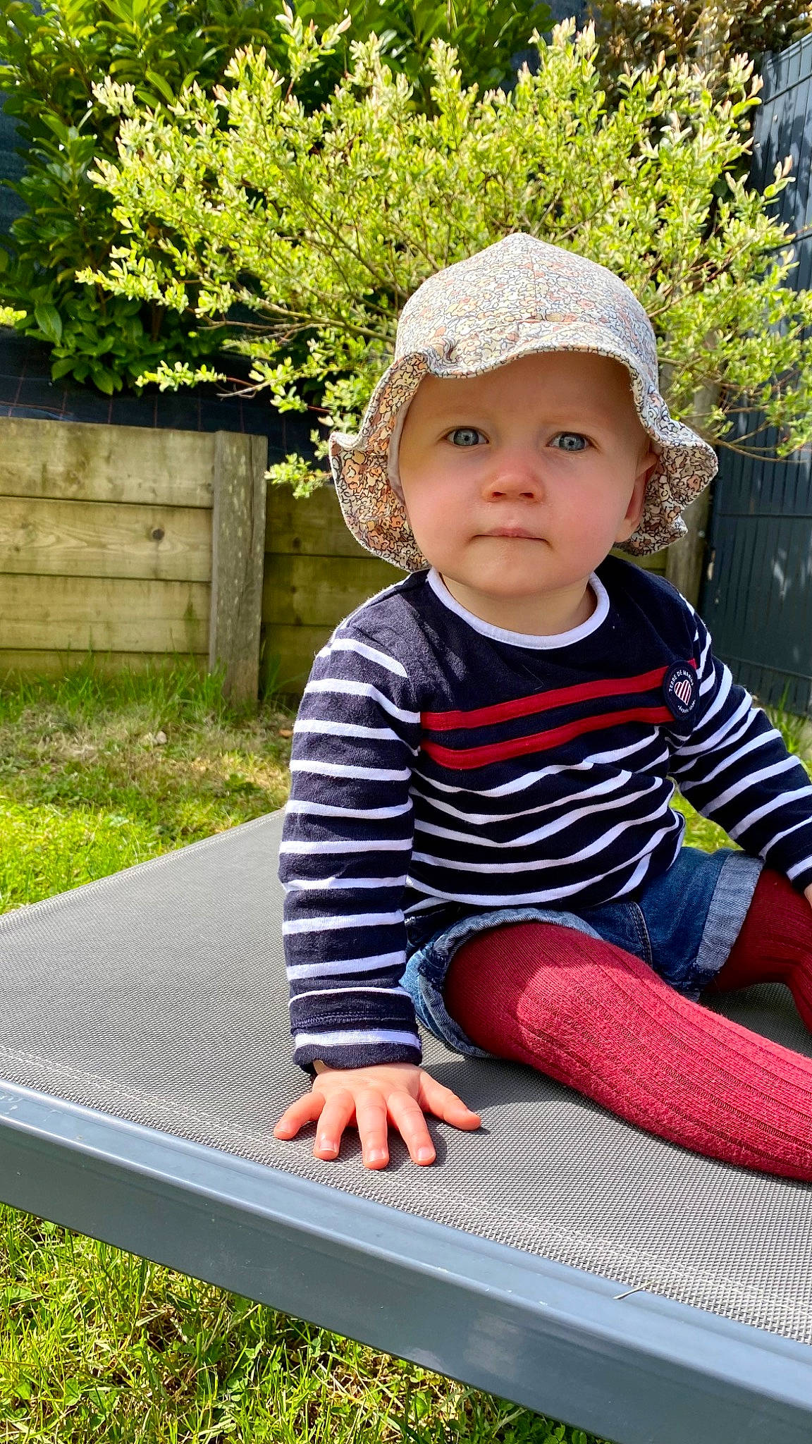 Emma a rejoint le concours — aidez-le/la à gagner de superbes lots ! baby, baby_toddler_clothing, cap, child, electric_blue, fun, grass, happy, hat, headgear, headwear, jewellery, leisure, pattern, people_in_nature, person, plant, recreation, sitting, sleeve