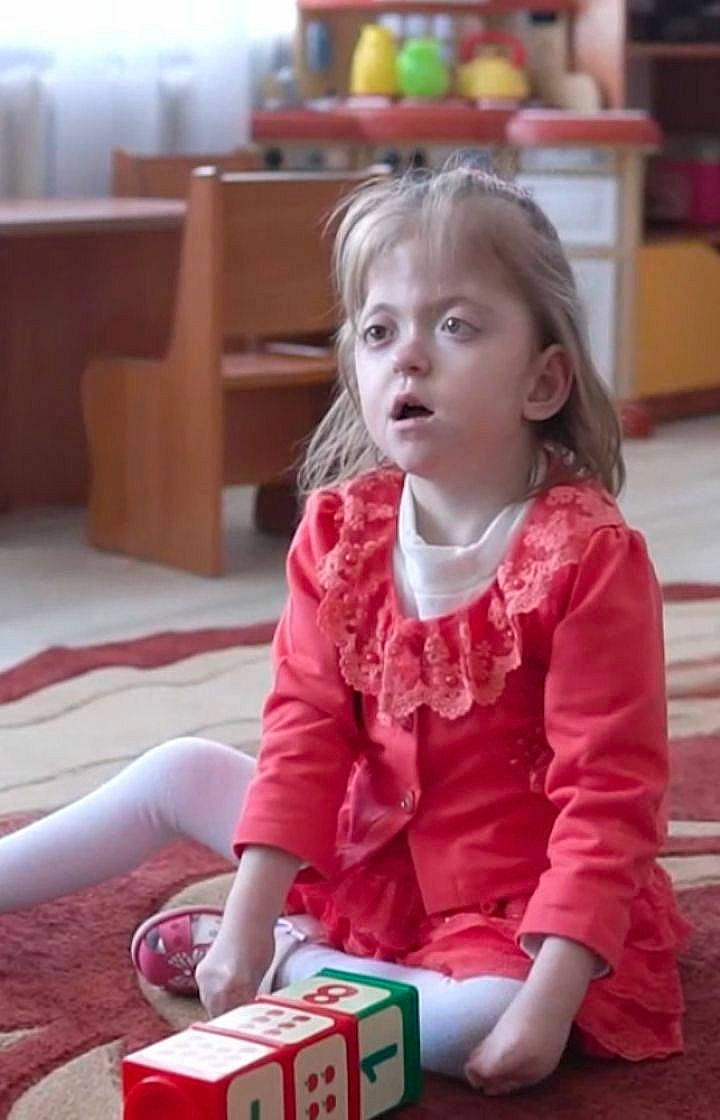 Akkie is registered to the contest to win money with this photo: baby, child, learning, person, play, sitting, toddler