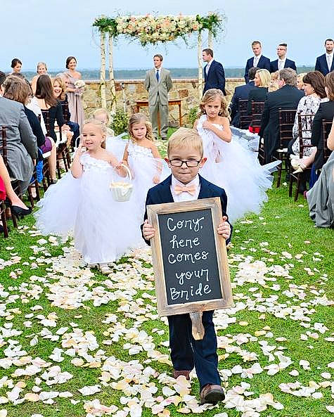 Jontron is registered to the contest to win money with this photo: blurred, bridal_clothing, bride, ceremony, dress, event, floristry, flower, gown, happy, marriage, person, petal, photograph, plant, wedding, wedding_dress