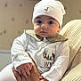 Wyatt a rejoint le concours — aidez-le/la à gagner de superbes lots ! baby, infant, hat, white_clothing, hand, holding, cute, portrait, closeup, indoor, soft_light, child, person, warm_colors, expression, cozy, face, eyebrows, sleeves, collar