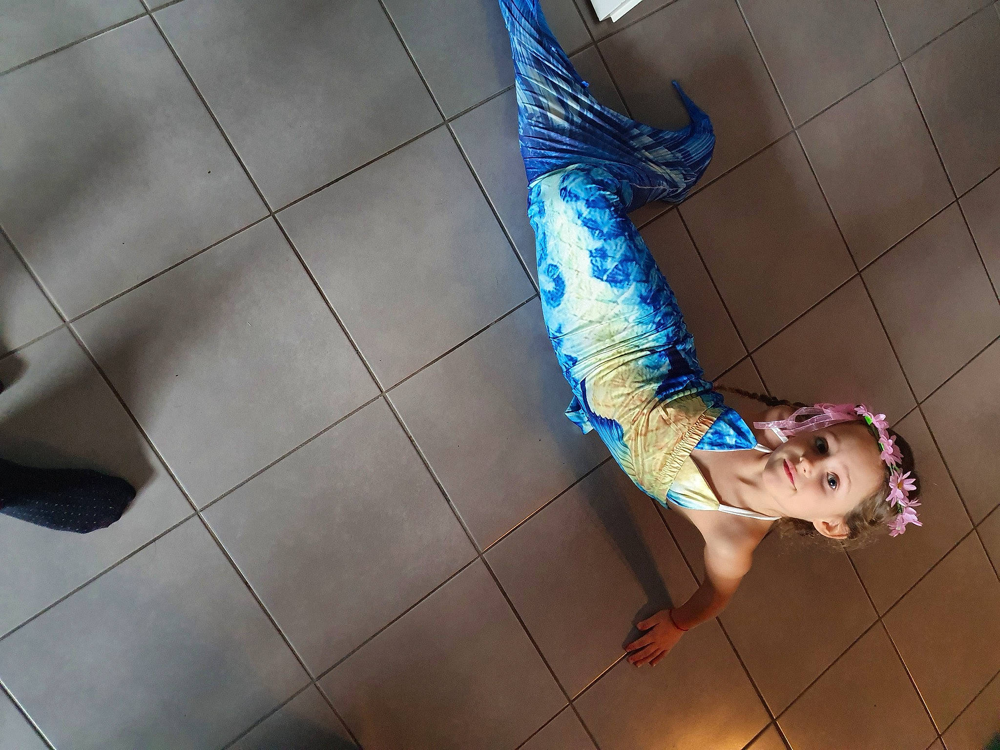 Djuliana participe au concours pour gagner de l'argent avec cette photo : child, electric_blue, entertainment, floor, flooring, foot, fun, happy, hardwood, human_leg, knee, leg, leisure, pattern, performance_art, performing_arts, person, sandal, t_shirt, thigh