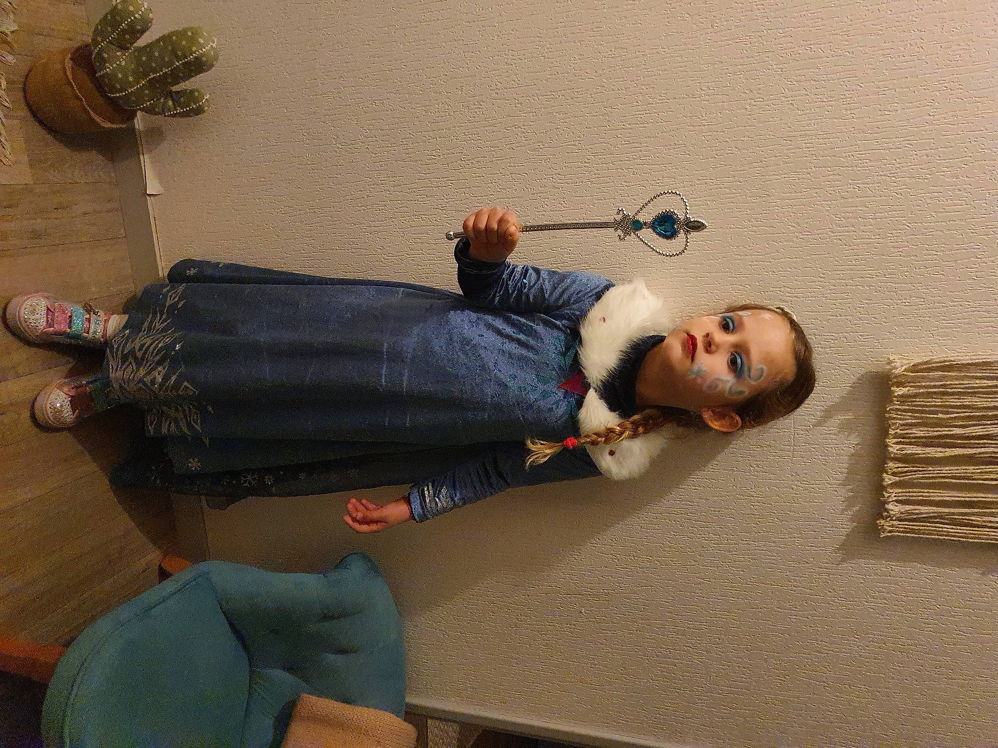 Djuliana a rejoint le concours — aidez-le/la à gagner de superbes lots ! boot, comfort, denim, elbow, flooring, human_leg, jeans, joint, knee, leg, person, plant, room, sandal, shoe, sitting, sneakers, thigh, walking_shoe, wood