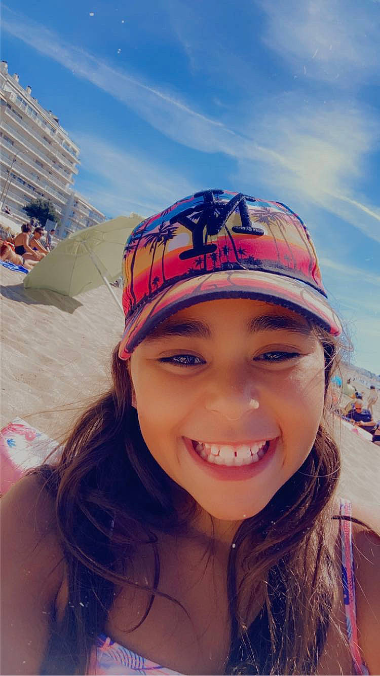 Sara participe au concours pour gagner de l'argent avec cette photo : cap, chin, cloud, cool, electric_blue, eyewear, facial_expression, flash_photography, happy, hat, headgear, headwear, joy, leisure, lip, person, personal_protective_equipment, recreation, selfie, skin