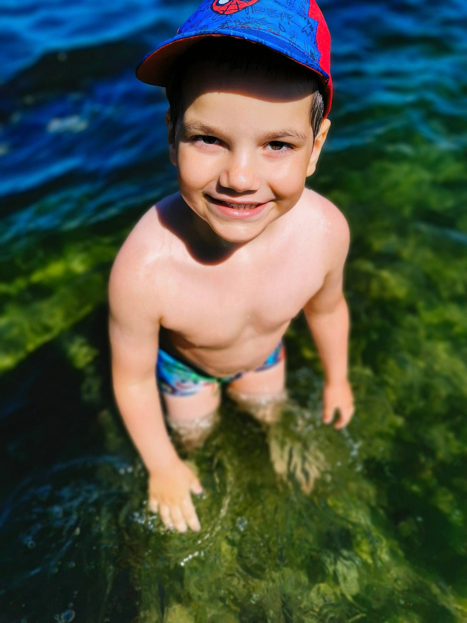 Aron participe au concours pour gagner de l'argent avec cette photo : azure, baseball_cap, bathing, cap, chest, cool, face, flash_photography, fun, grass, hand, happy, headwear, joy, leisure, muscle, people_in_nature, person, recreation, smile