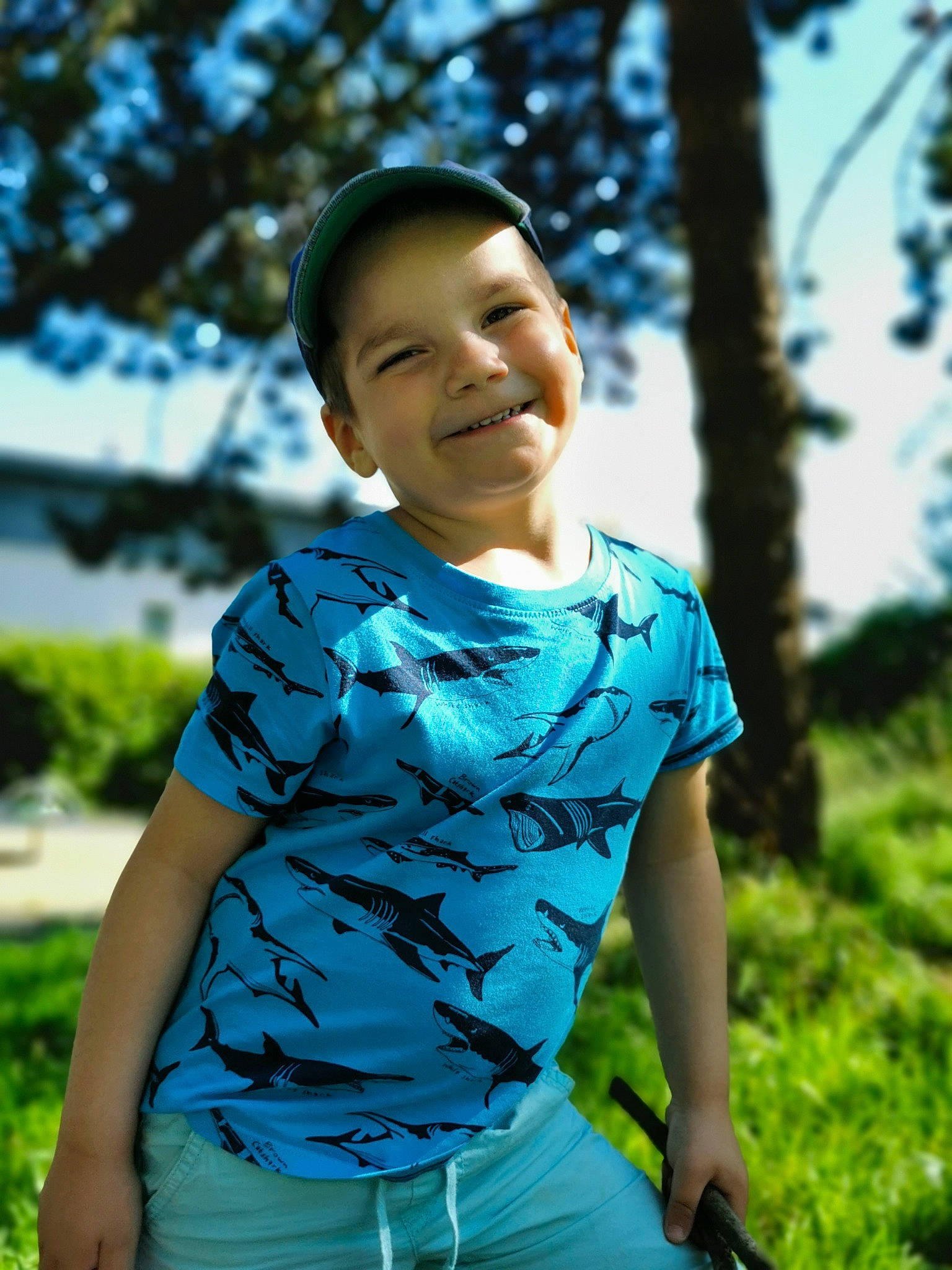 Aron a rejoint le concours — aidez-le/la à gagner de superbes lots ! chin, electric_blue, eye, flash_photography, grass, happy, head, joy, leisure, people_in_nature, person, plant, recreation, shoulder, sky, sleeve, smile, t_shirt, toddler, tree