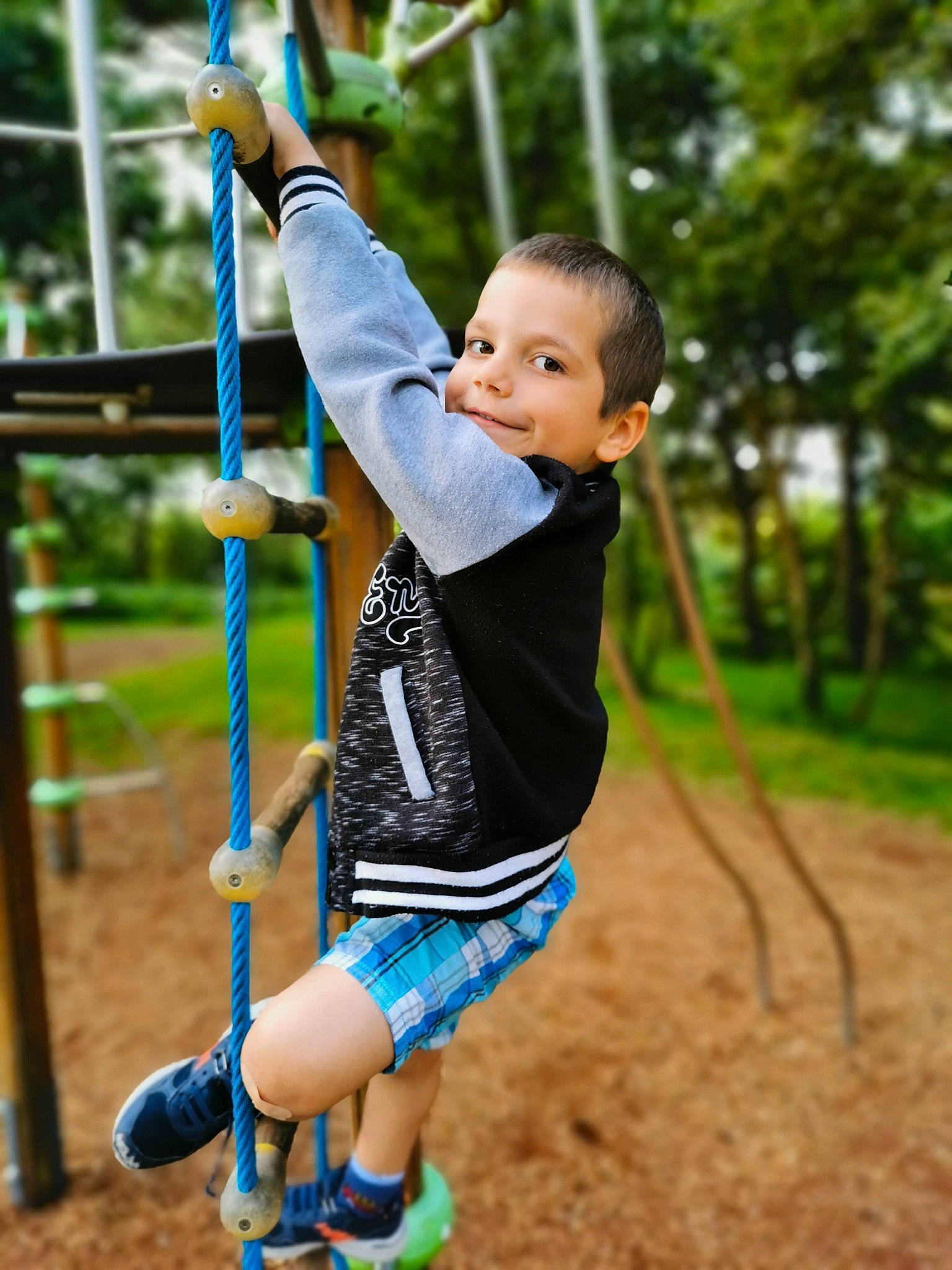 Aron participe au concours pour gagner de l'argent avec cette photo : child, city, electric_blue, fun, grass, happy, joy, leisure, outdoor_play_equipment, people_in_nature, person, plant, play, playground, playing_sports, recreation, shorts, smile, swing, t_shirt