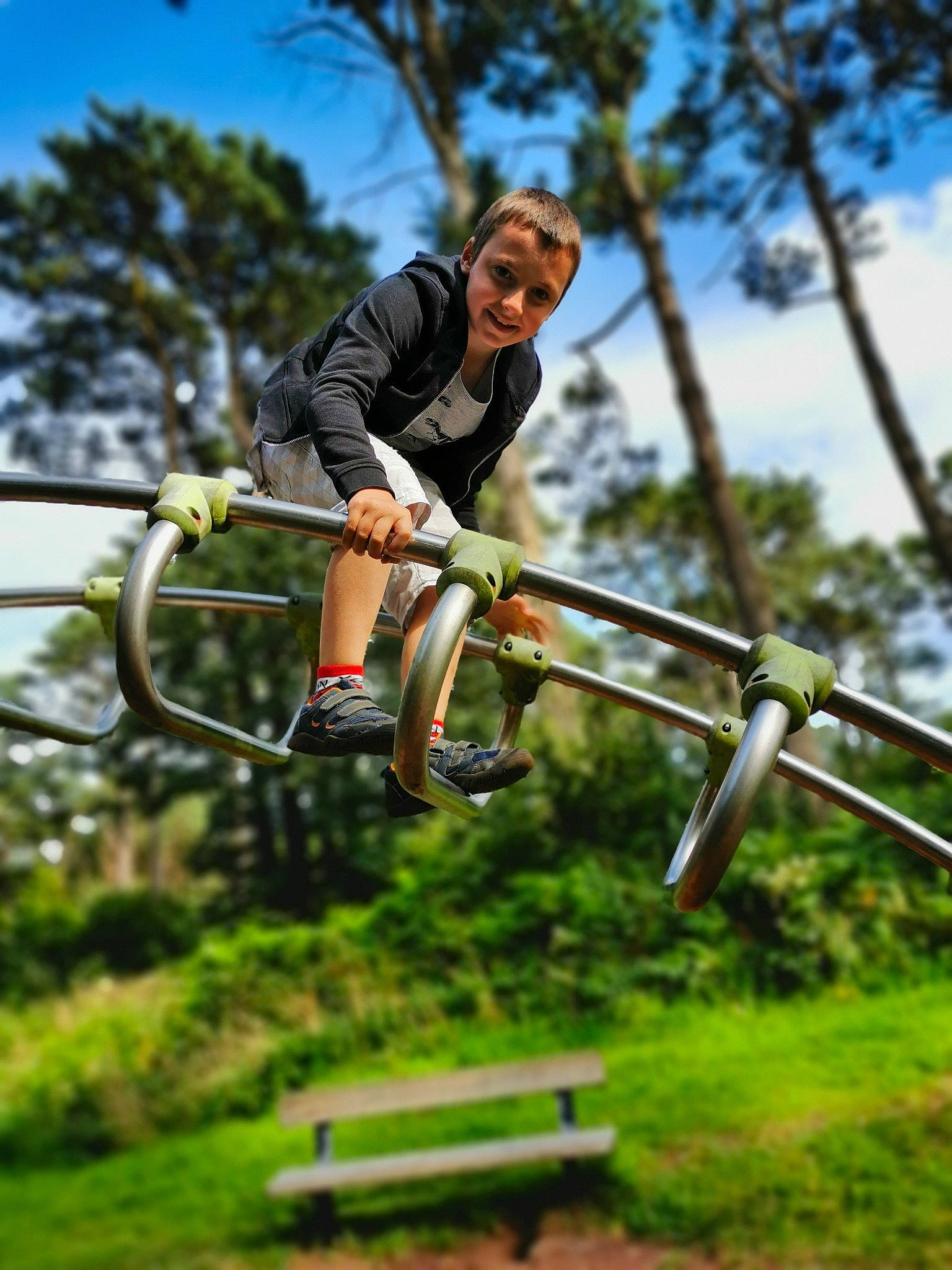 Lorenzo participe au concours pour gagner de l'argent avec cette photo : bicycle_accessory, bicycle_frame, bicycle_handlebar, bicycle_tire, bicycle_wheel, cloud, cycle_sport, cycling, leisure, outdoor_bench, person, plant, shorts, sky, street_stunts, stunt, stunt_performer, tire, tree, vehicle