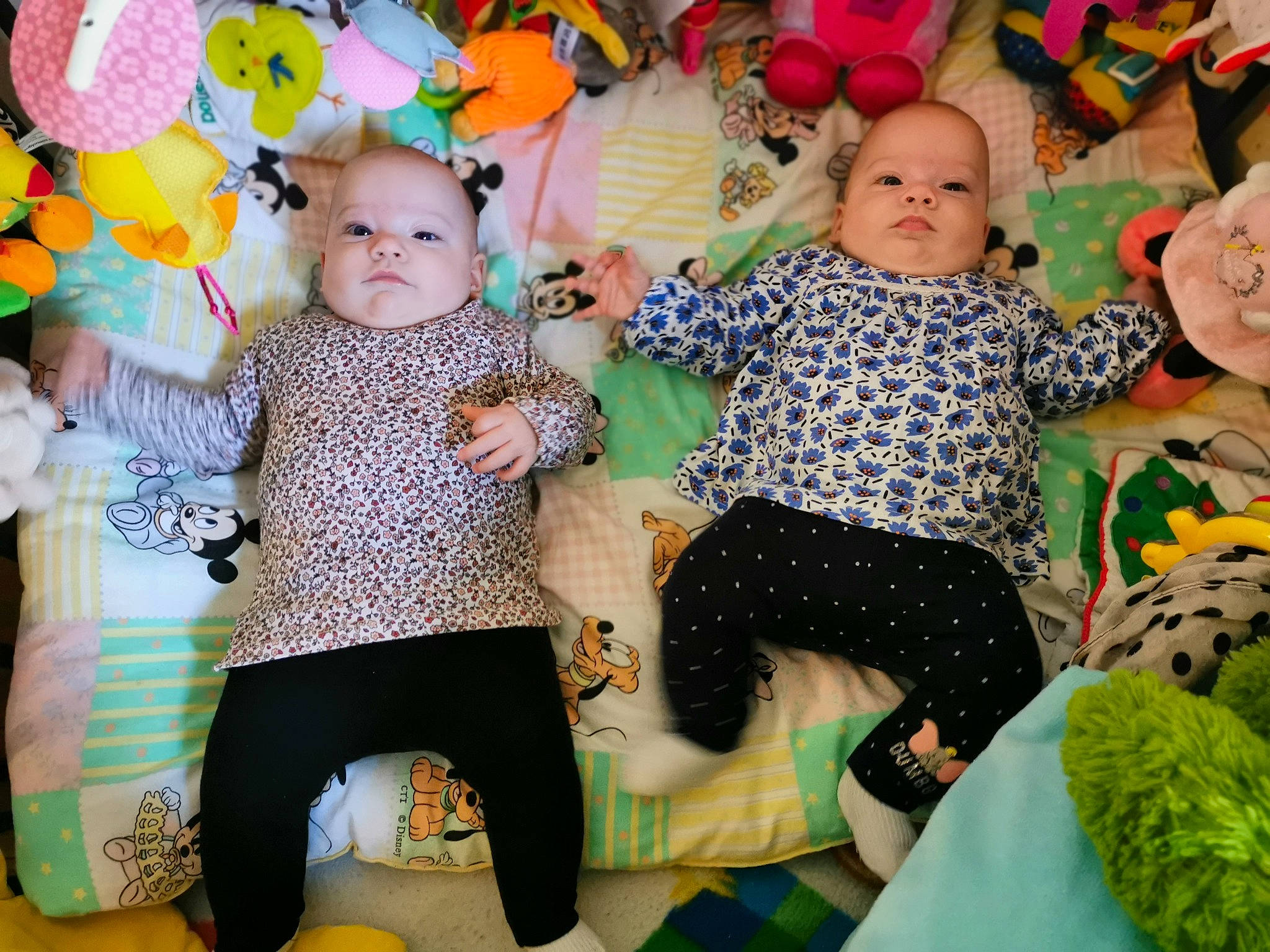 Lëyana Et Lyana participe au concours pour gagner de l'argent avec cette photo : baby, baby_toddler_clothing, beauty, fun, green, happy, headgear, human_body, mammal, outerwear, pattern, person, pink, sleeve, stuffed_toy, t_shirt, textile, toddler, toy, vertebrate