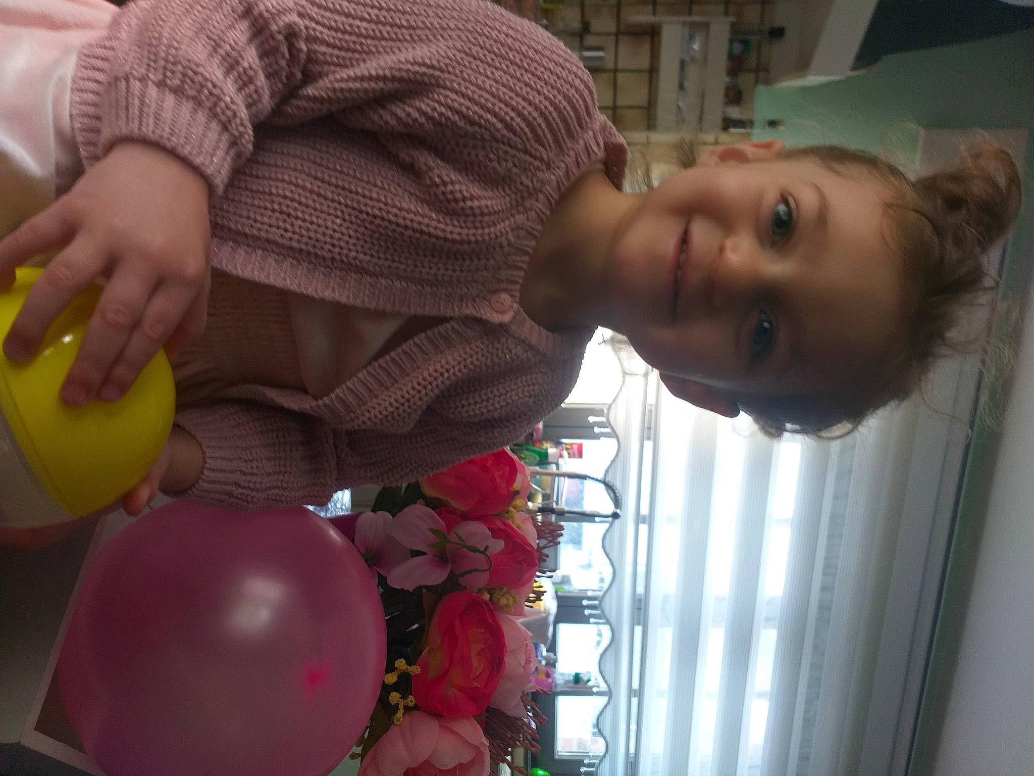 Alya a rejoint le concours — aidez-le/la à gagner de superbes lots ! arm, balloon, chair, child, event, facial_expression, finger, fun, hairstyle, happy, human_body, joy, mouth, party_supply, person, room, smile, snapshot, thigh, thumb