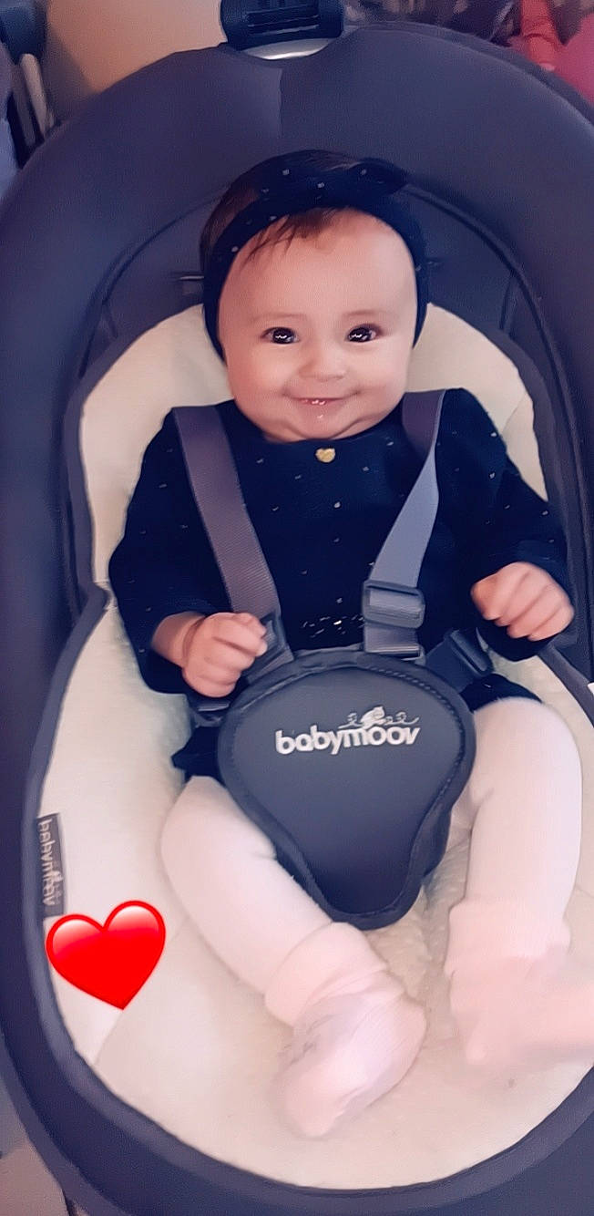 Jade a rejoint le concours — aidez-le/la à gagner de superbes lots ! arm, baby, baby_toddler_clothing, beauty, child, comfort, eye, face, finger, flash_photography, happy, head, human_body, joy, organ, outerwear, person, sleeve, smile, t_shirt