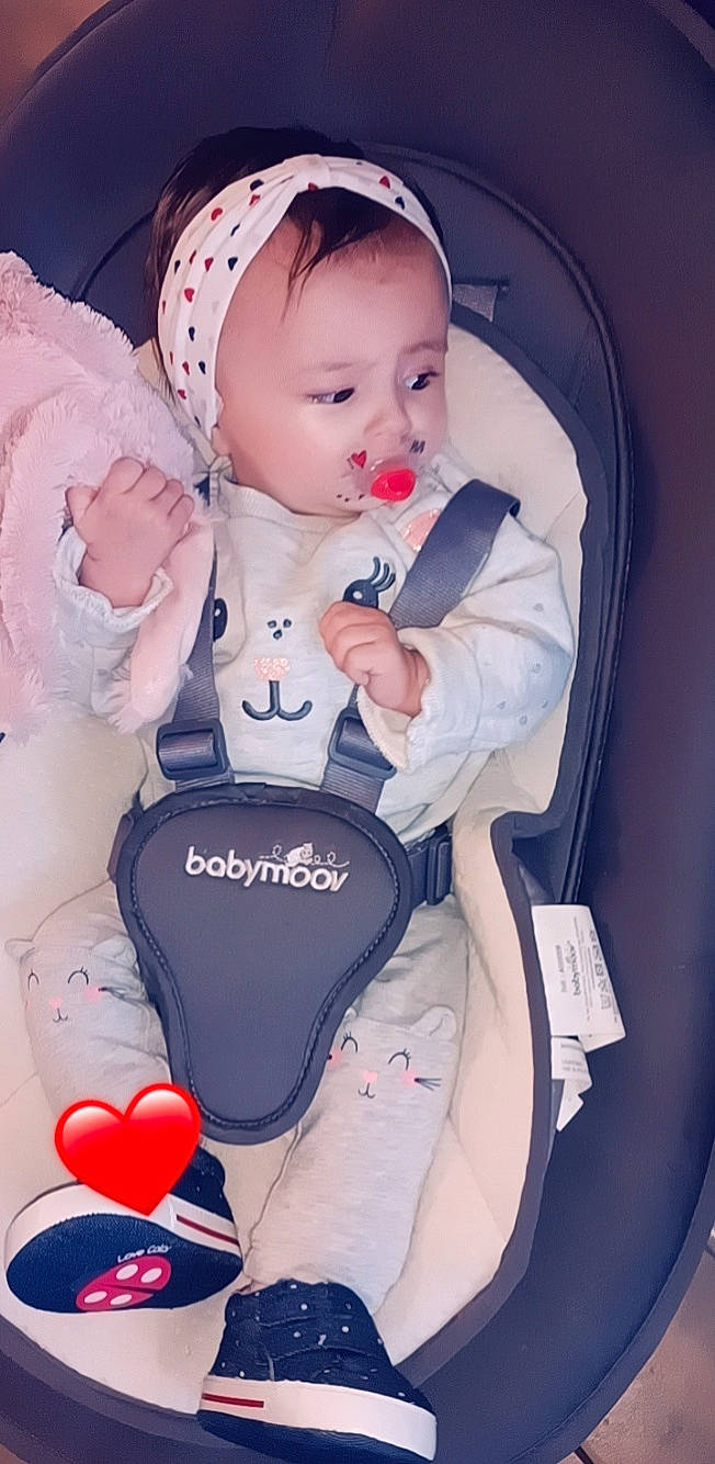 Jade a rejoint le concours — aidez-le/la à gagner de superbes lots ! arm, baby, baby_products, baby_safety, baby_sleeping, baby_toddler_clothing, cap, carmine, cheek, child, comfort, face, finger, font, happy, organ, person, pink, sitting, toddler