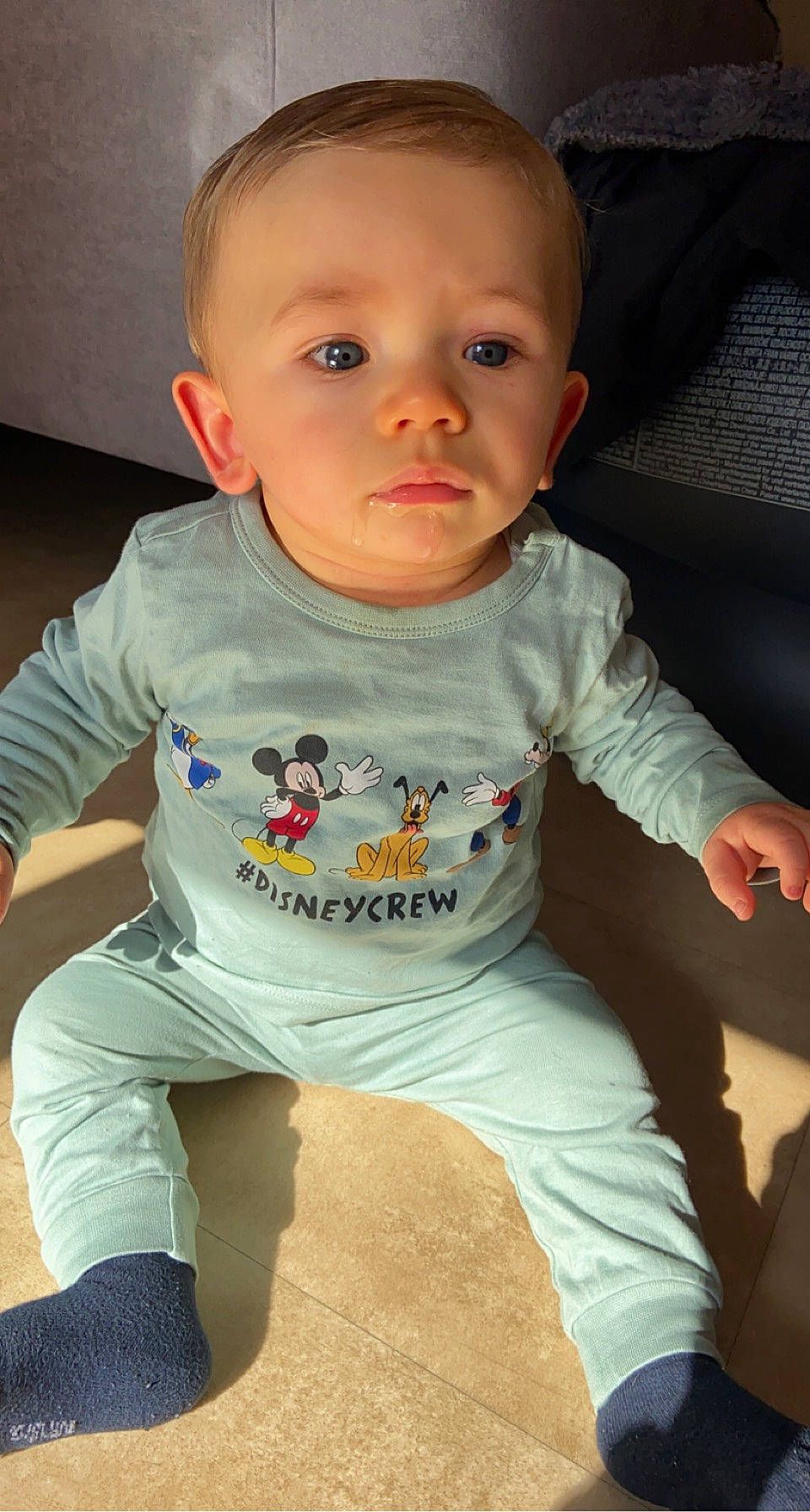 Elizio a rejoint le concours — aidez-le/la à gagner de superbes lots ! baby_toddler_clothing, cheek, chin, eye, eyebrow, facial_expression, hairstyle, hand, head, human_body, joint, lip, mouth, neck, nose, organ, person, shoulder, skin, sleeve