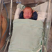 William participe au concours pour gagner de l'argent avec cette photo : newborn, baby, hospital, bassinet, blanket, sleeping, infant, wrapped, cute, peaceful, child, bed, medical, person, resting, soft, indoors, healthcare, tiny, face