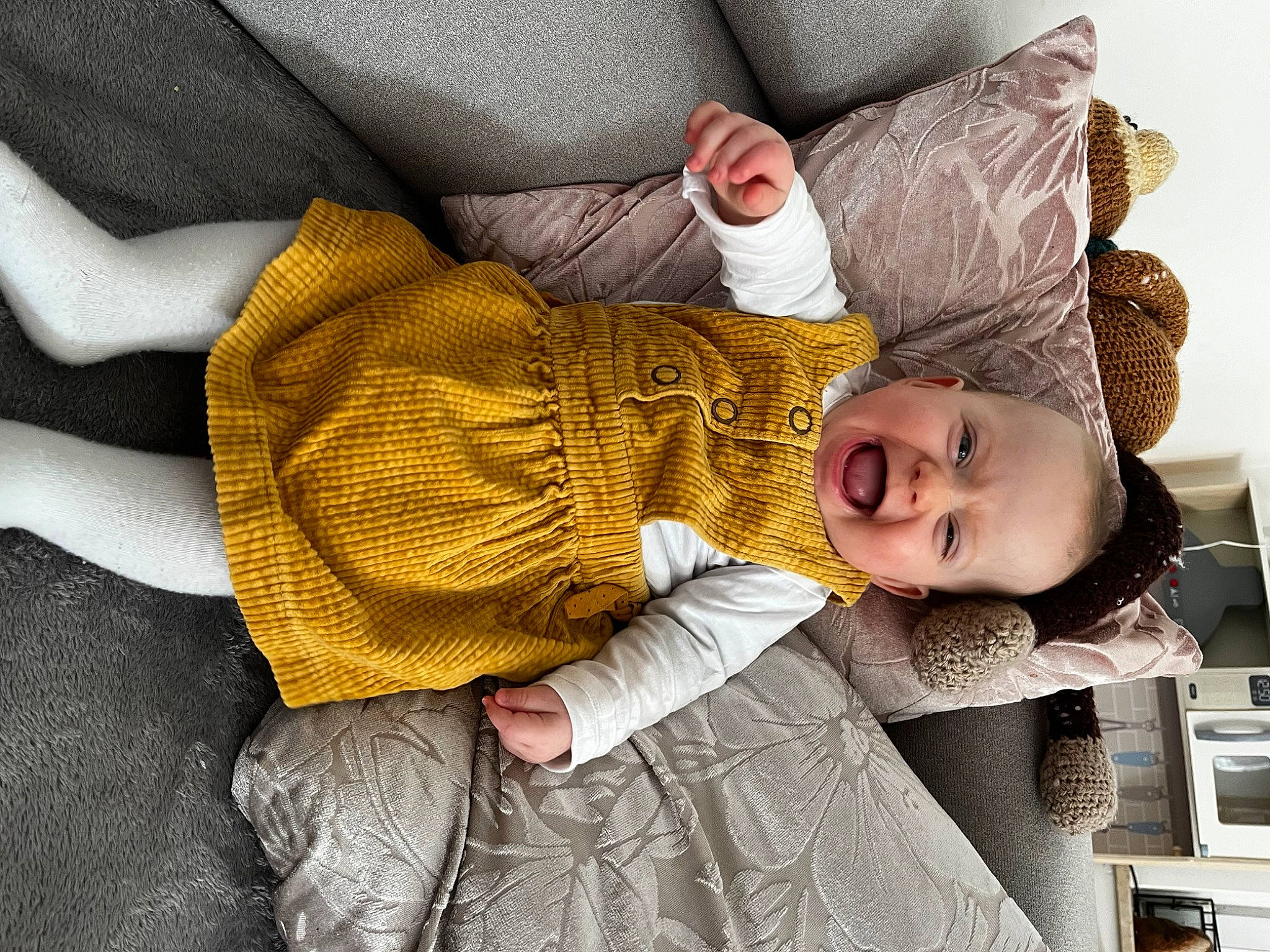 Emma a rejoint le concours — aidez-le/la à gagner de superbes lots ! baby, baby_products, baby_sleeping, baby_toddler_clothing, cheek, child, comfort, happy, human_body, human_leg, linens, nap, pattern, person, room, sitting, skin, sleeve, toddler, wood