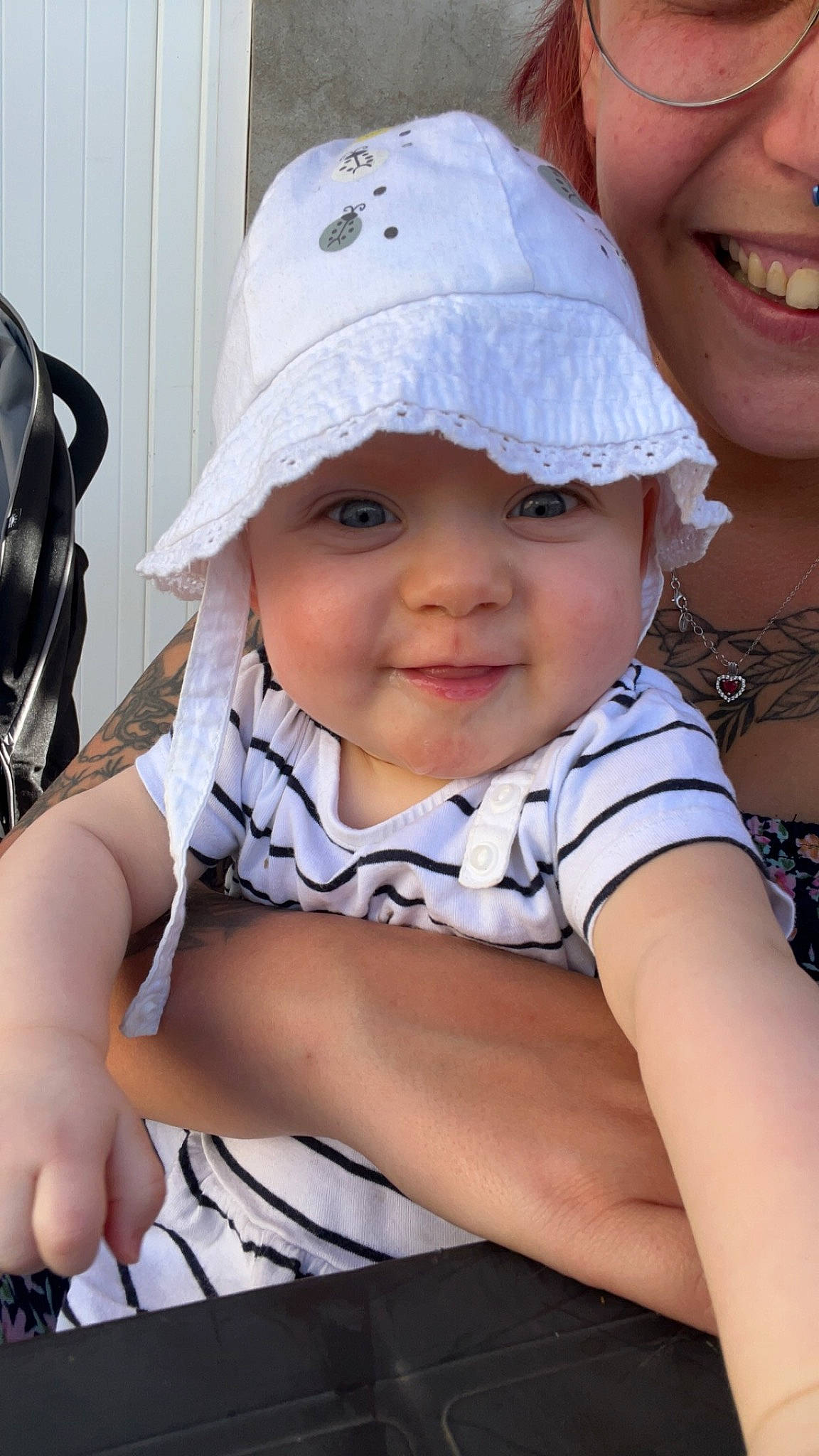 Emma participe au concours pour gagner de l'argent avec cette photo : baby, baby_products, baby_toddler_clothing, baseball_cap, beauty, cap, child, cool, fashion_accessory, fun, happy, hat, headgear, headwear, joy, pattern, person, photograph, sitting, skin