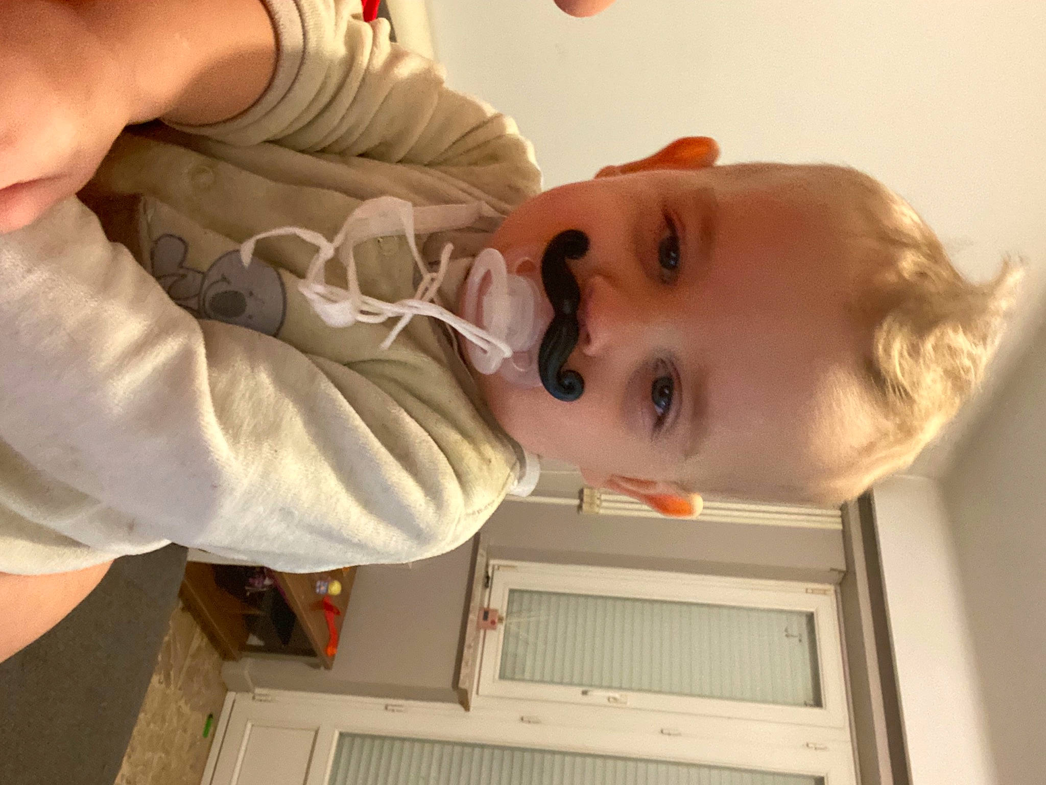 Adriano participe au concours pour gagner de l'argent avec cette photo : arm, chin, ear, eye, eyelash, face, finger, gesture, hair, hairstyle, hand, human_body, joint, lip, mouth, nose, person, skin, sleeve, smile