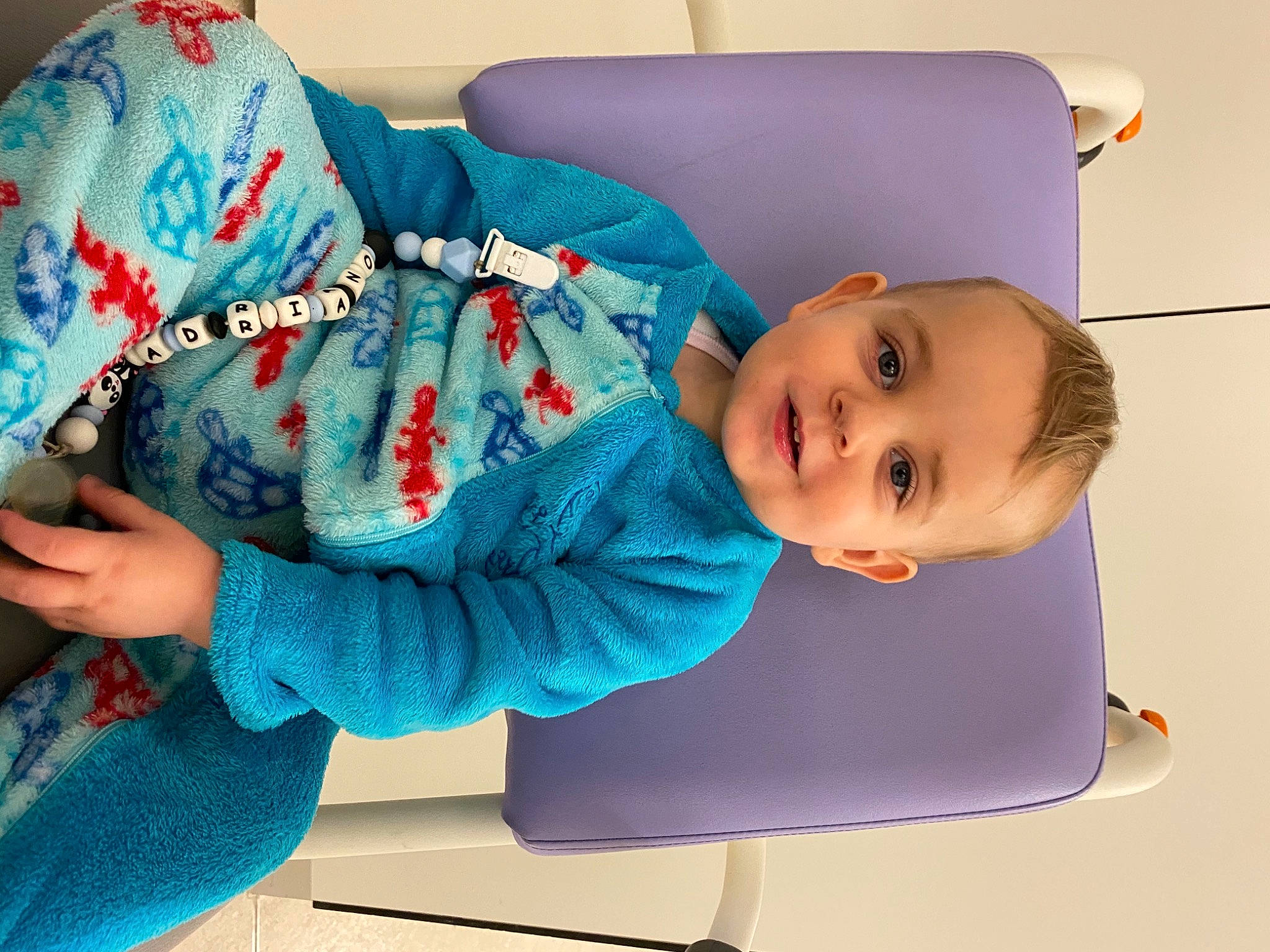 Adriano a rejoint le concours — aidez-le/la à gagner de superbes lots ! baby, baby_products, baby_toddler_clothing, beauty, child, comfort, couch, denim, elbow, electric_blue, fashion_accessory, joy, leisure, linens, pattern, person, product, room, sitting, sleeve