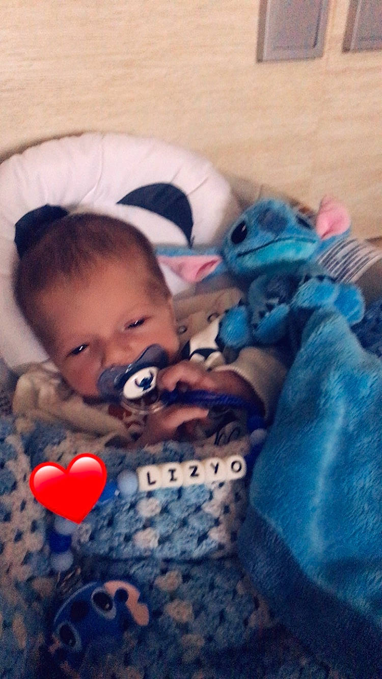 Lizyo participe au concours pour gagner de l'argent avec cette photo : baby, bedtime, child, comfort, electric_blue, eye, fun, happy, iris, linens, mammal, mouth, nose, pattern, person, play, room, sitting, textile, toddler