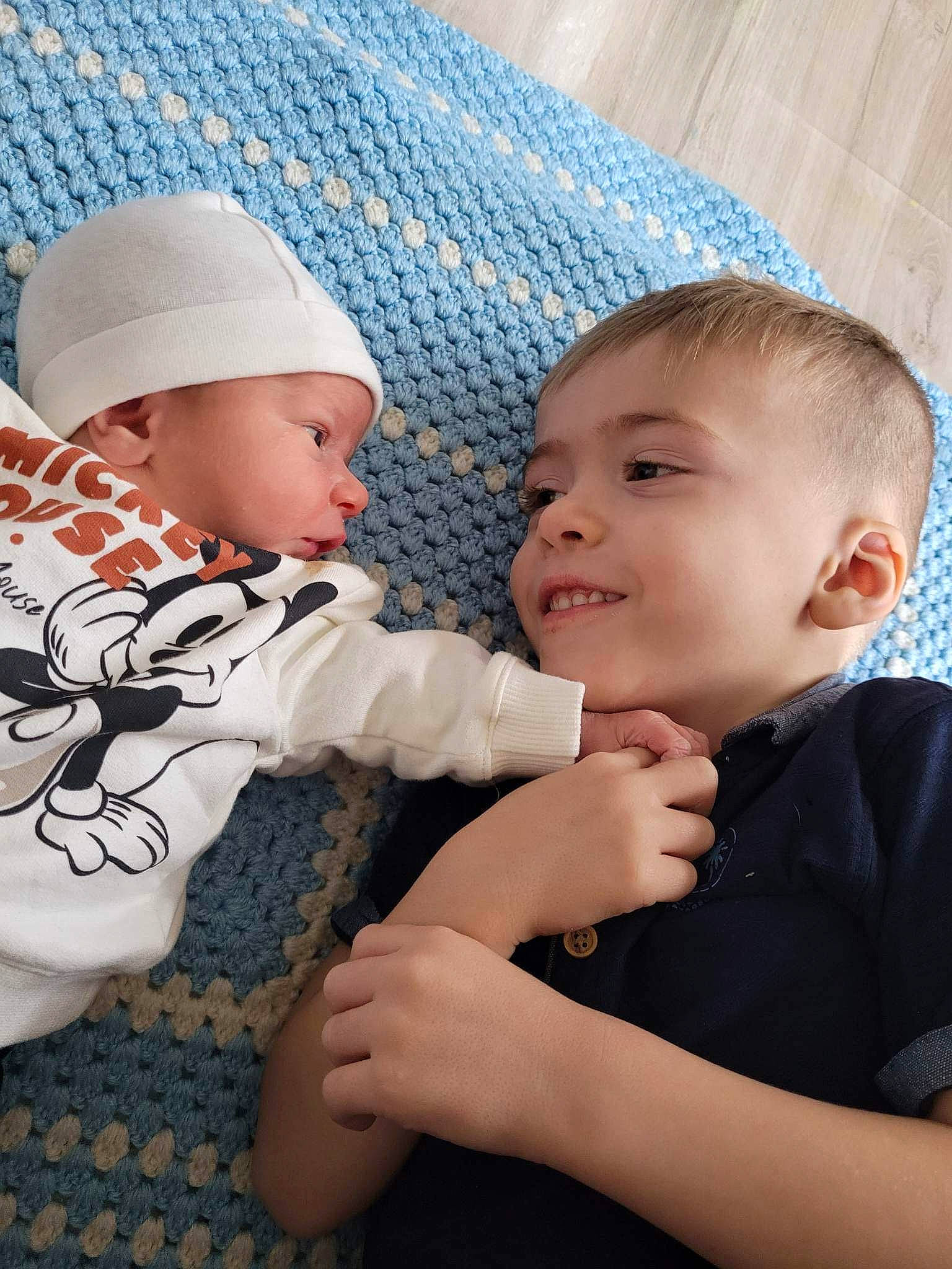 Lizyo a rejoint le concours — aidez-le/la à gagner de superbes lots ! baby, baby_toddler_clothing, cap, child, clothing, comfort, face, facial_expression, finger, fun, gesture, hand, happy, head, headwear, pattern, person, product, skin, smile