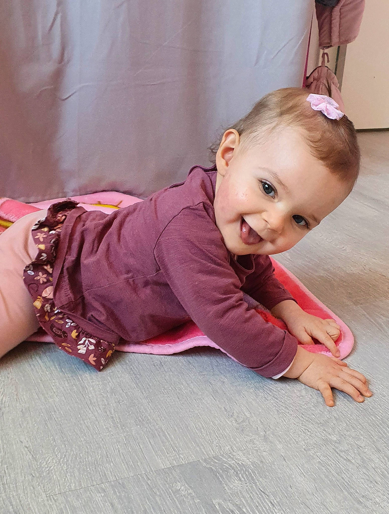 Orlane a rejoint le concours — aidez-le/la à gagner de superbes lots ! baby, baby_toddler_clothing, cheek, child, comfort, flash_photography, floor, flooring, happy, joy, magenta, mammal, pattern, person, pink, purple, sitting, skin, sleeve, smile
