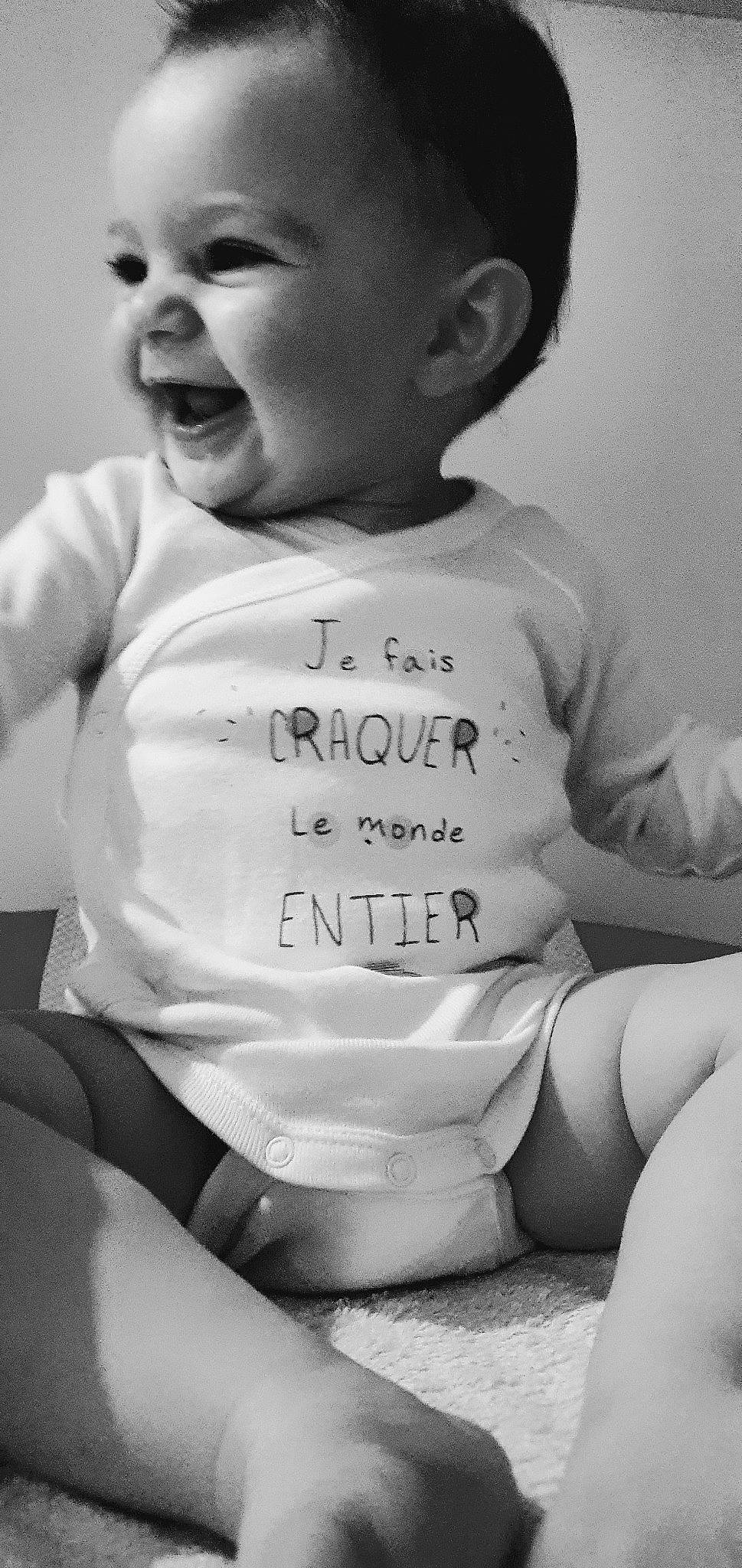 Orlane participe au concours pour gagner de l'argent avec cette photo : arm, baby_toddler_clothing, black, facial_expression, hair, hairstyle, happy, human, human_body, jeans, mouth, neck, organ, person, photograph, shorts, shoulder, skin, smile, stomach