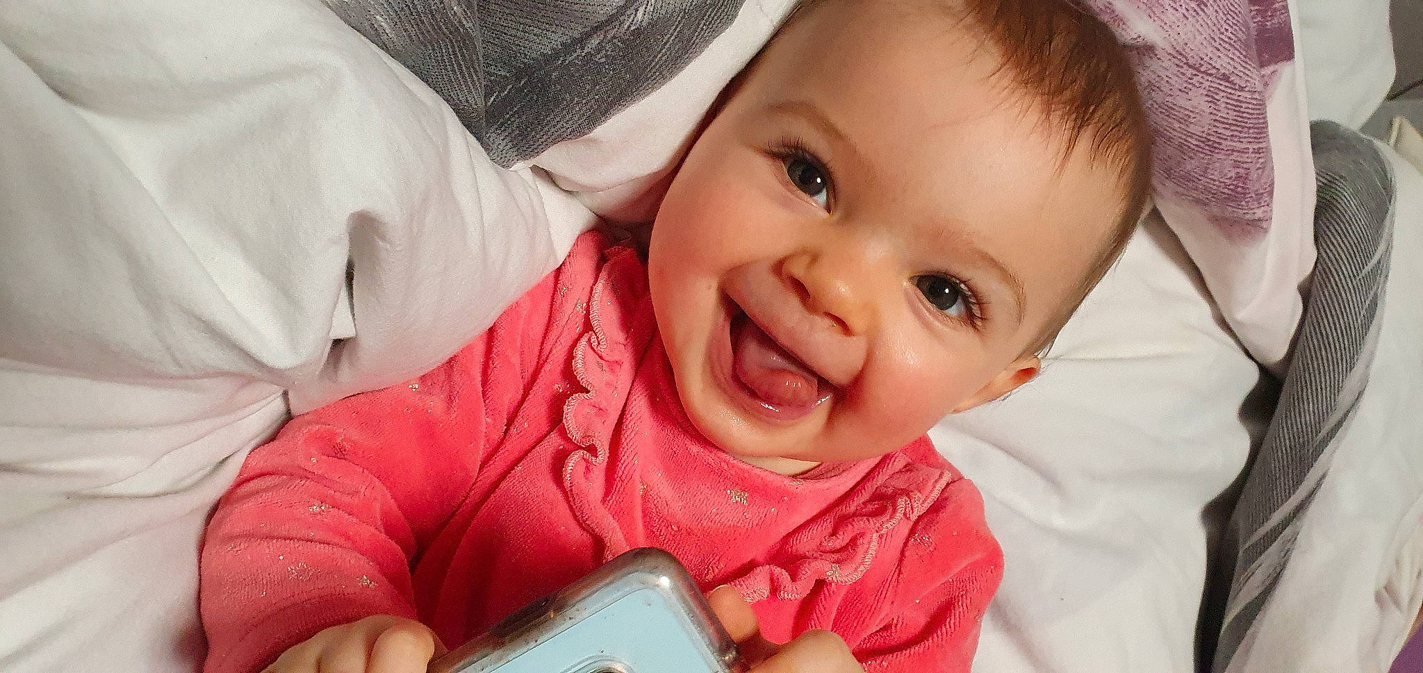 Orlane participe au concours pour gagner de l'argent avec cette photo : baby, baby_toddler_clothing, cheek, child, finger, gesture, hand, happy, iris, joy, lip, mouth, nail, nose, person, pink, product, skin, sleeve, smile