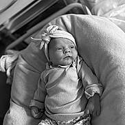 Maëlia participe au concours pour gagner de l'argent avec cette photo : architecture, baby, bed, bodypart, bonnet, building, cap, clothing, cushion, face, finger, furniture, hand, hat, head, hospital, newborn, person, photography, portrait