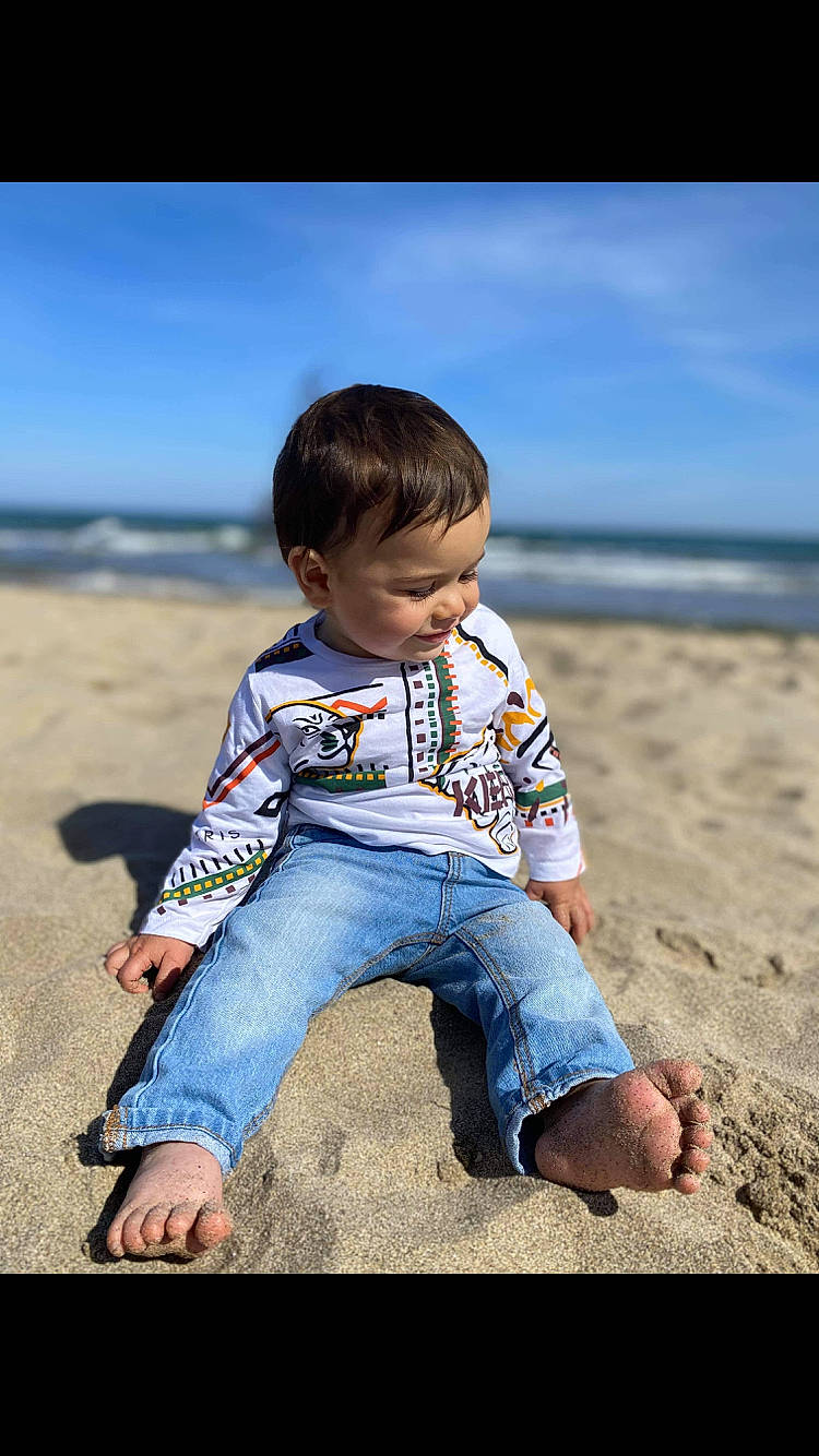 Ilyas participe au concours pour gagner de l'argent avec cette photo : azure, beach, cloud, face, flash_photography, fun, hairstyle, happy, horizon, jeans, landscape, leg, people_in_nature, person, photograph, sky, t_shirt, toddler, travel, water