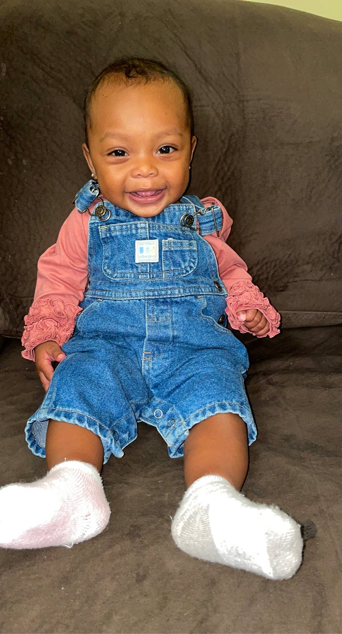 Jada is registered to the contest to win money with this photo: arm, baby_toddler_clothing, cheek, chin, eye, face, flash_photography, gesture, hand, head, human_body, iris, joint, joy, leg, neck, person, shoulder, skin, sleeve