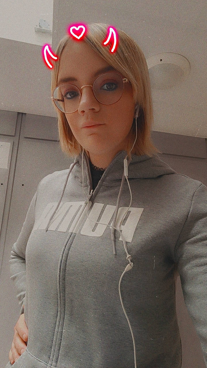 Axel a rejoint le concours — aidez-le/la à gagner de superbes lots ! beauty, cap, chest, cool, electric_blue, eyewear, fashion, fashion_design, gesture, glasses, goggles, hat, jewellery, lip, person, sleeve, sunglasses, vision_care, waist, white