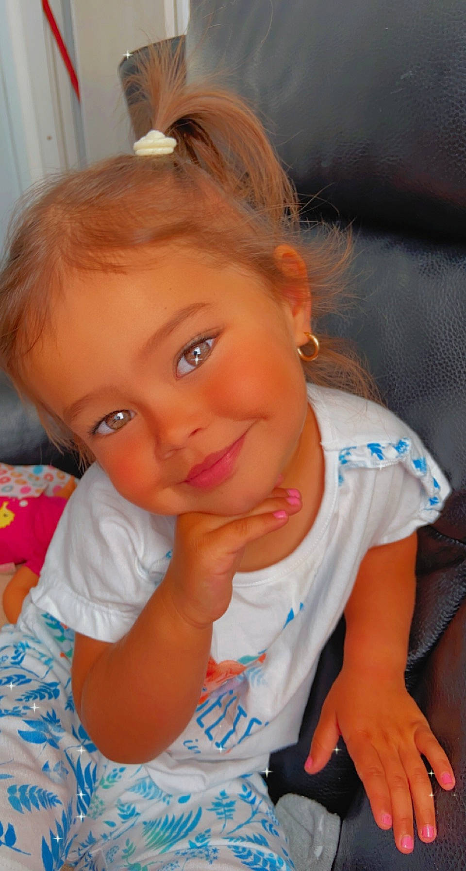 Layanna a rejoint le concours — aidez-le/la à gagner de superbes lots ! baby_toddler_clothing, cheek, chin, ear, eye, eyebrow, eyelash, forehead, gesture, hand, happy, iris, joy, lip, mouth, neck, nose, person, skin, sleeve