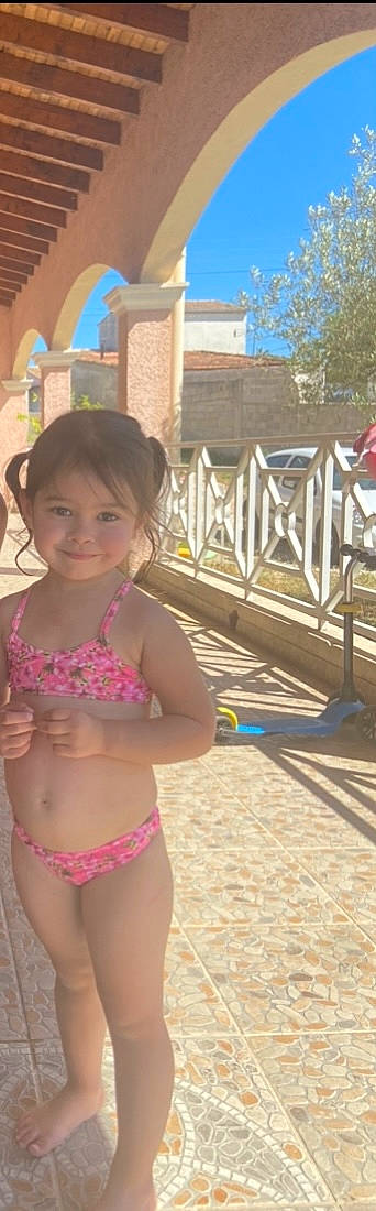 Layanna a rejoint le concours — aidez-le/la à gagner de superbes lots ! beauty, brassiere, chest, child, fun, hairstyle, happy, joy, leg, leisure, lingerie_top, person, smile, summer, swimsuit_bottom, swimsuit_top, swimwear, thigh, tree, trunk