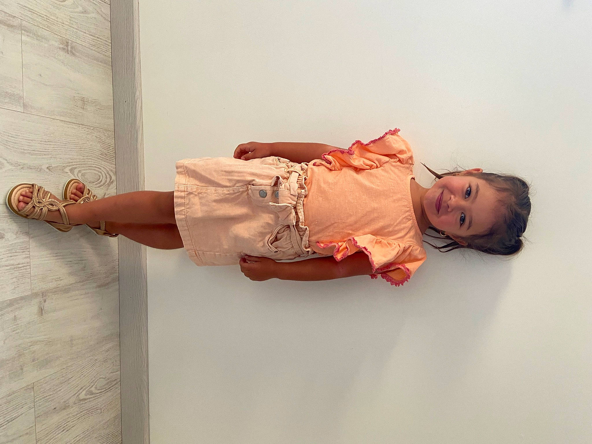 Layanna participe au concours pour gagner de l'argent avec cette photo : baby_toddler_clothing, child, comfort, elbow, fashion_design, flesh, flooring, foot, happy, human_leg, joy, knee, leg, peach, person, sitting, sleeve, smile, thigh, toddler