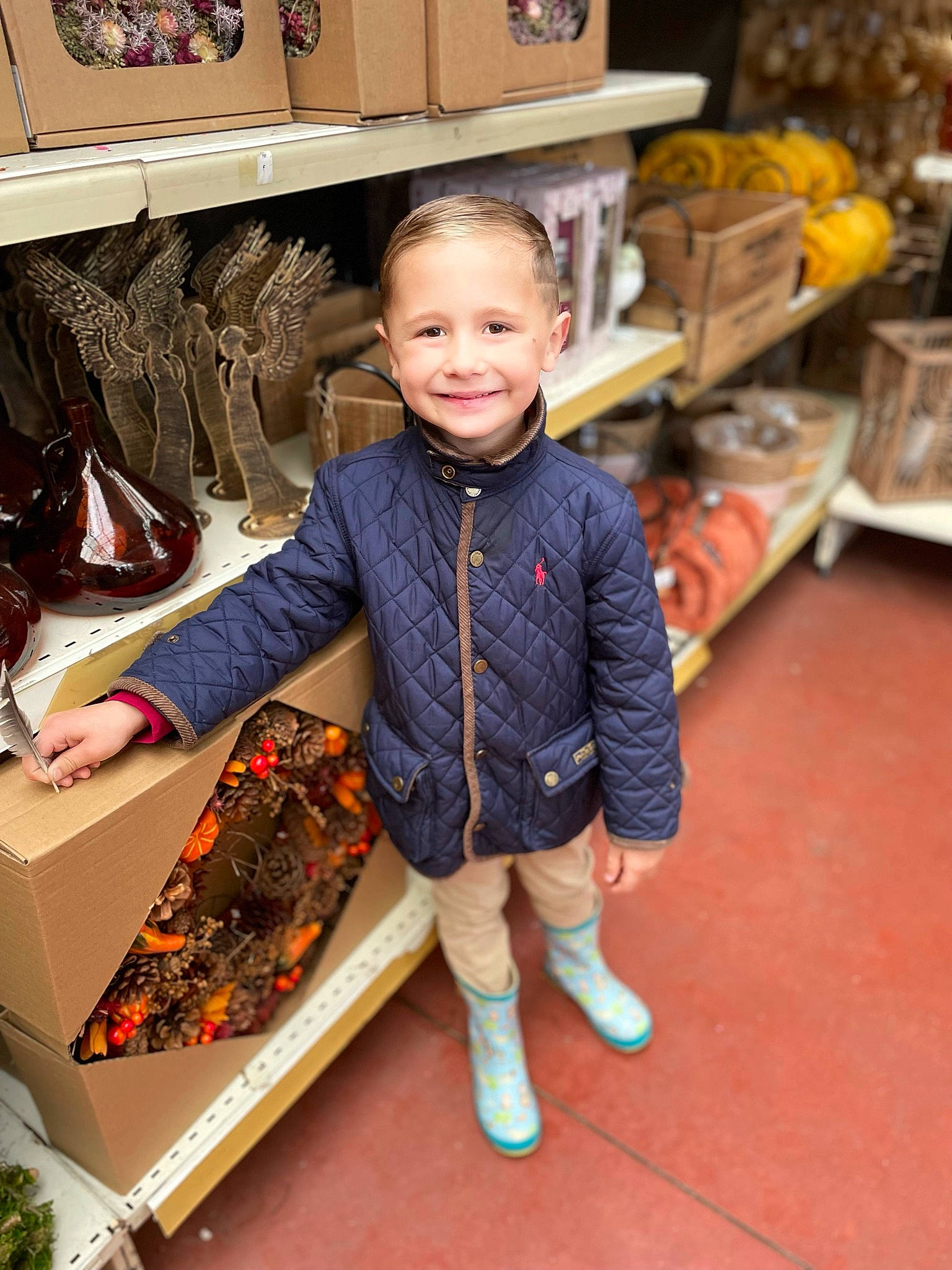 Giulian a rejoint le concours — aidez-le/la à gagner de superbes lots ! bag, child, denim, event, fashion_design, floor, flooring, fun, joy, market, person, retail, room, shelf, shoe, shopping, smile, sneakers, t_shirt, textile