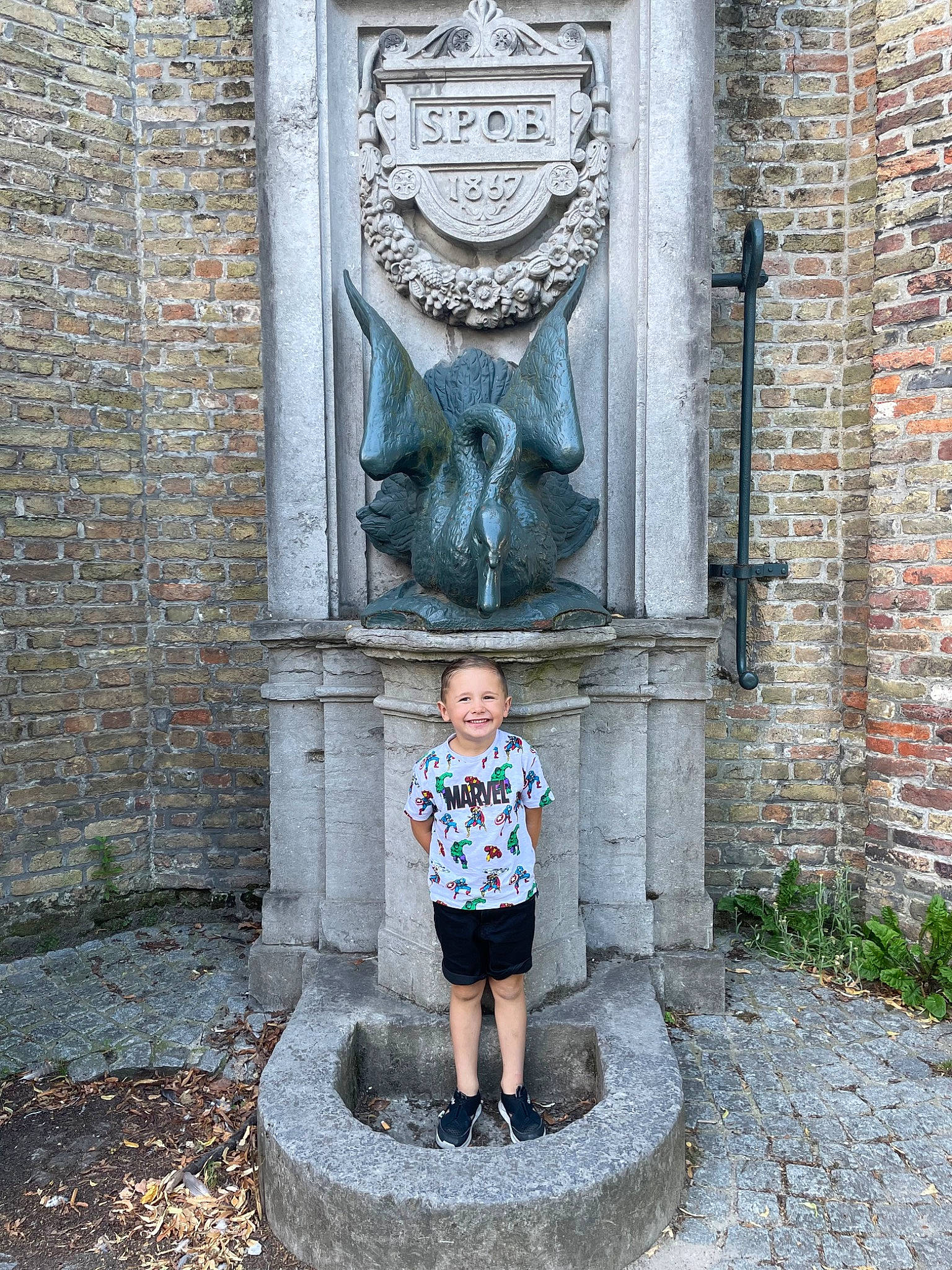 Giulian a rejoint le concours — aidez-le/la à gagner de superbes lots ! art, brick, brickwork, child, door, facade, font, human_body, human_settlement, joy, leisure, metal, monument, person, plant, public_space, rock, shorts, t_shirt, toddler