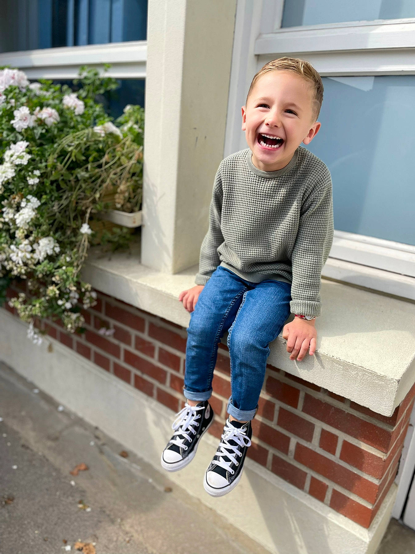 Giulian a rejoint le concours — aidez-le/la à gagner de superbes lots ! arm, baby_toddler_clothing, blue, clothing, denim, face, flower, human_body, jeans, joint, joy, leg, outerwear, person, plant, product, shoulder, sleeve, smile, stairs