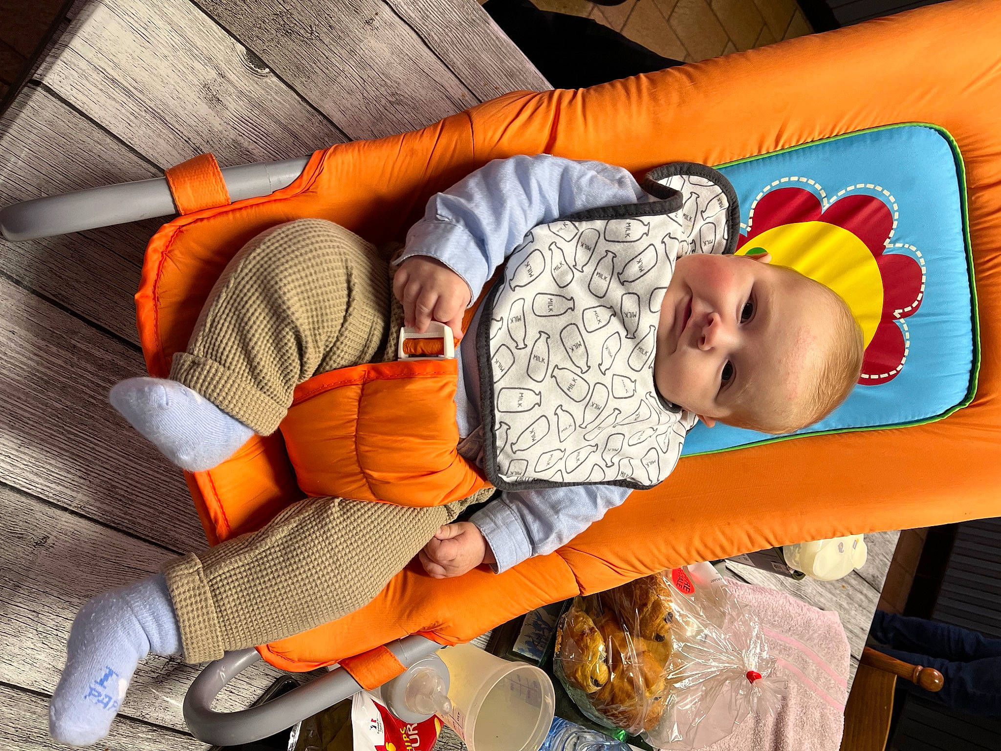 Gianni a rejoint le concours — aidez-le/la à gagner de superbes lots ! baby, baby_products, baby_toddler_clothing, car_seat, child, comfort, event, fun, happy, hat, lap, leisure, mouth, nap, orange, person, room, sitting, sleep, toddler
