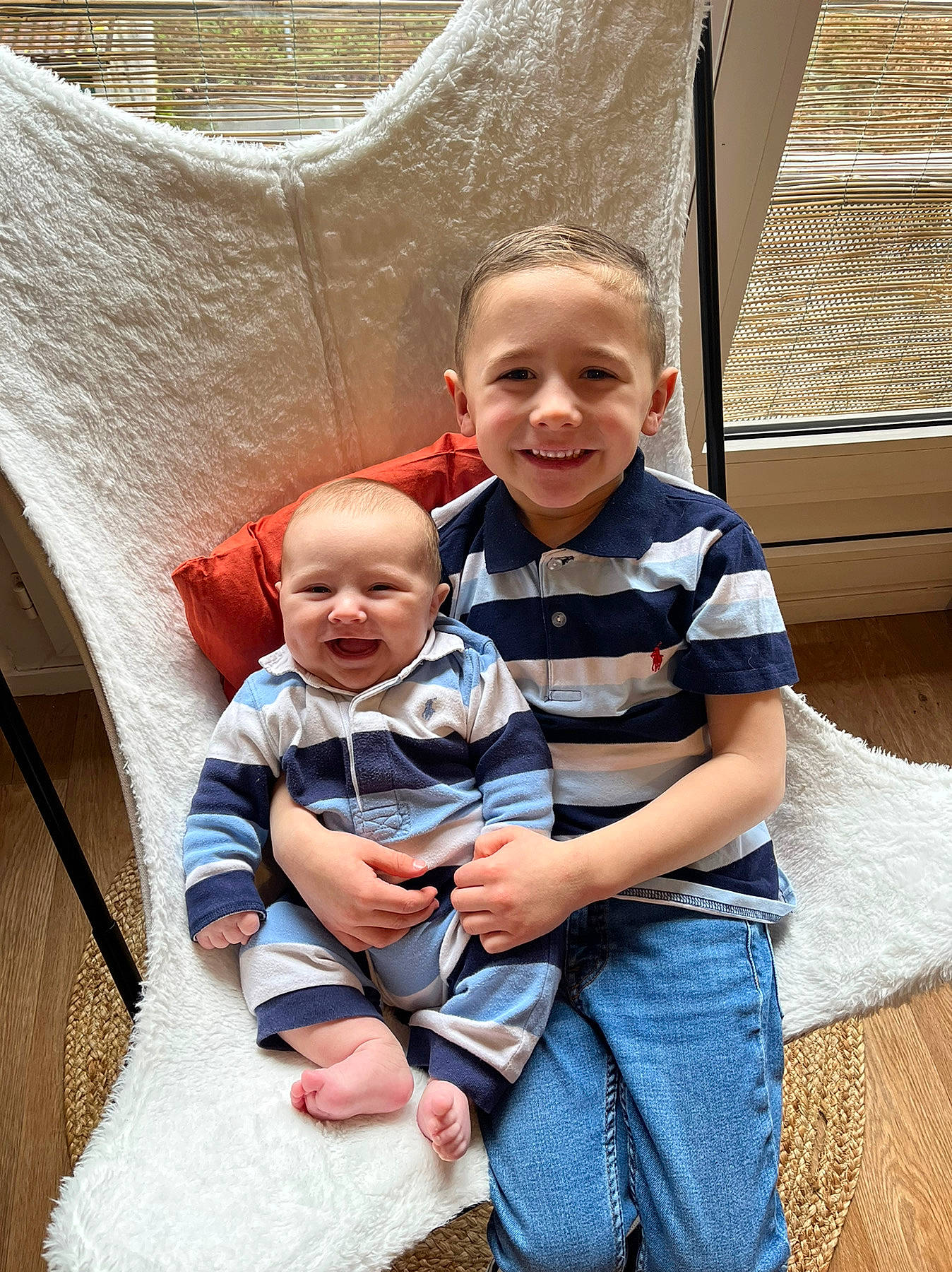 Gianni a rejoint le concours — aidez-le/la à gagner de superbes lots ! baby, child, comfort, event, eye, fun, grass, hairstyle, happy, head, human_body, interaction, joy, lap, leisure, person, sitting, skin, smile, t_shirt