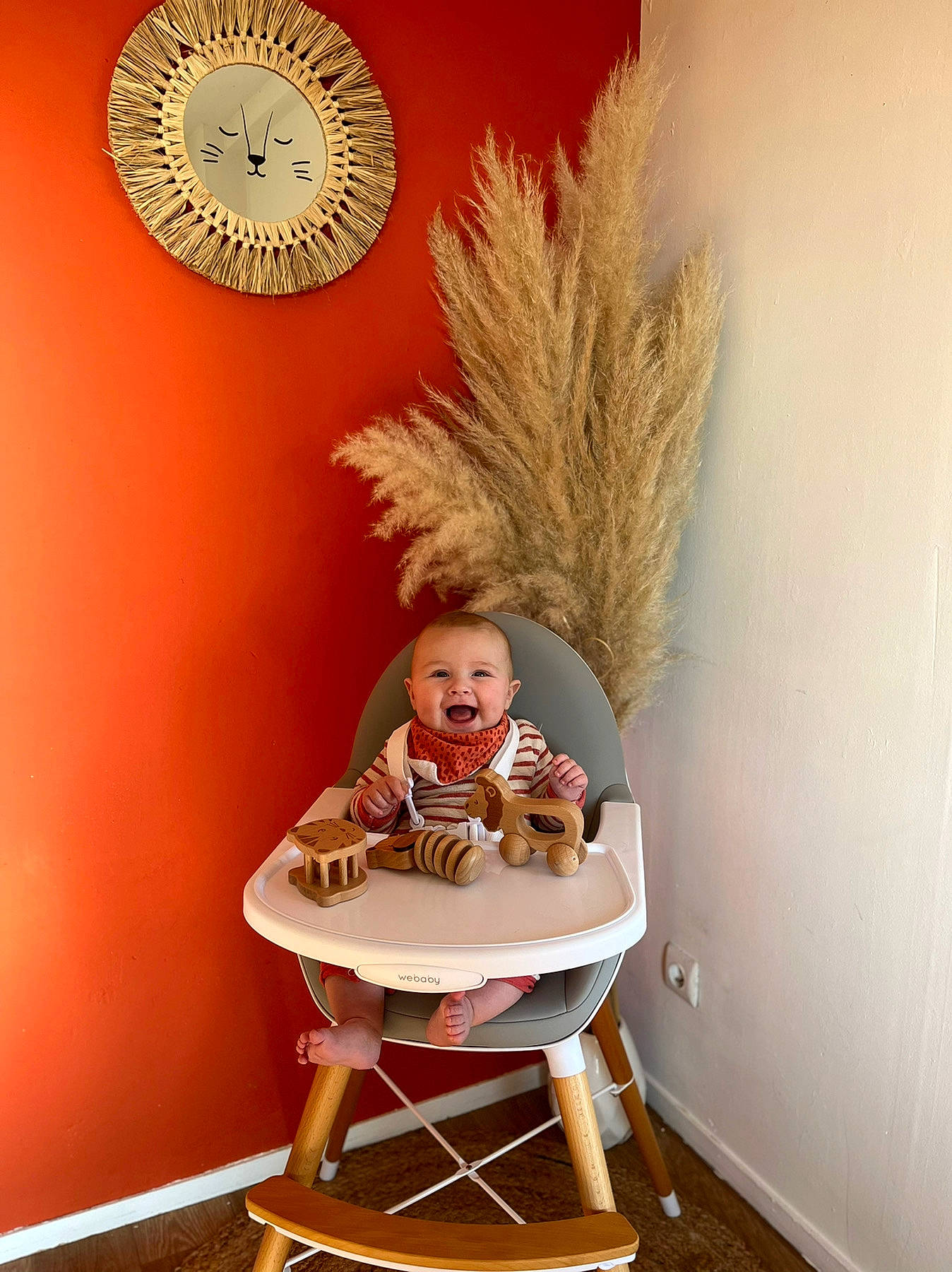 Gianni a rejoint le concours — aidez-le/la à gagner de superbes lots ! art, baby, ceiling, chair, child, circle, comfort, flooring, furniture, interior_design, magenta, peach, person, plaster, room, sitting, stool, textile, toddler, visual_arts