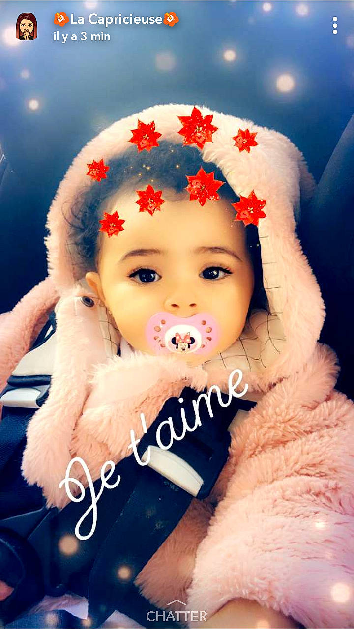 Ayana a rejoint le concours — aidez-le/la à gagner de superbes lots ! baby, child, child_model, christmas, forehead, fur, hair_accessory, happy, headgear, person, sky, smile, toddler