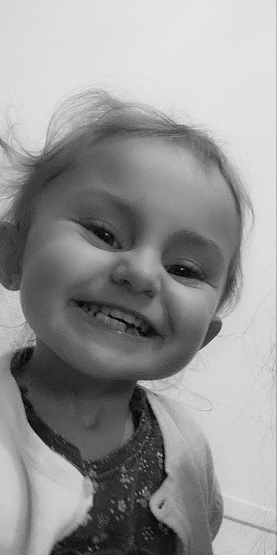 Layana a rejoint le concours — aidez-le/la à gagner de superbes lots ! black, black_and_white, cheek, chin, eye, eyebrow, face, flash_photography, happy, head, iris, jaw, joy, lip, mouth, nose, person, photograph, skin, smile